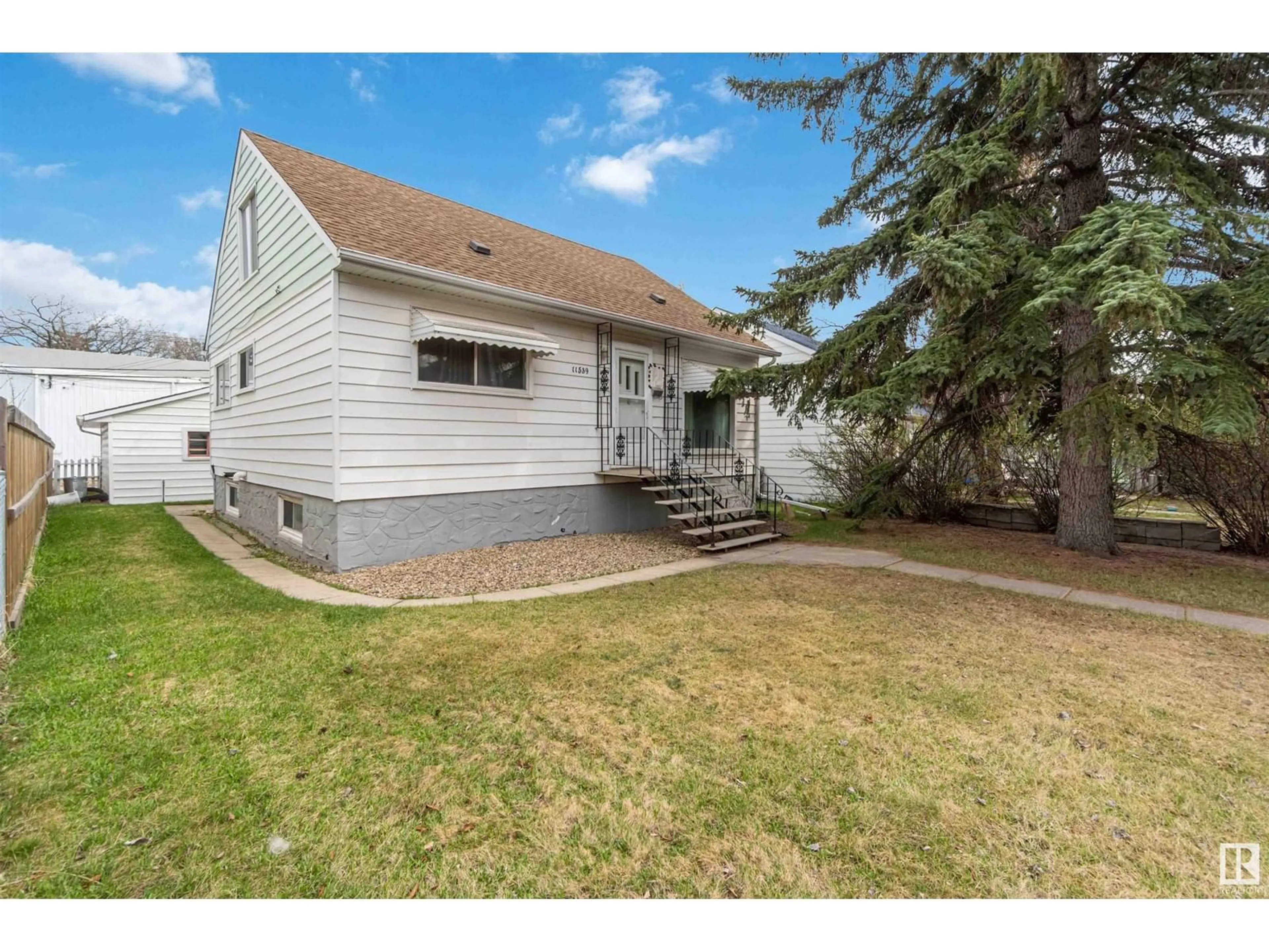 A pic from outside/outdoor area/front of a property/back of a property/a pic from drone, street for 11539 ST ALBERT TR, Edmonton Alberta T5M3L4