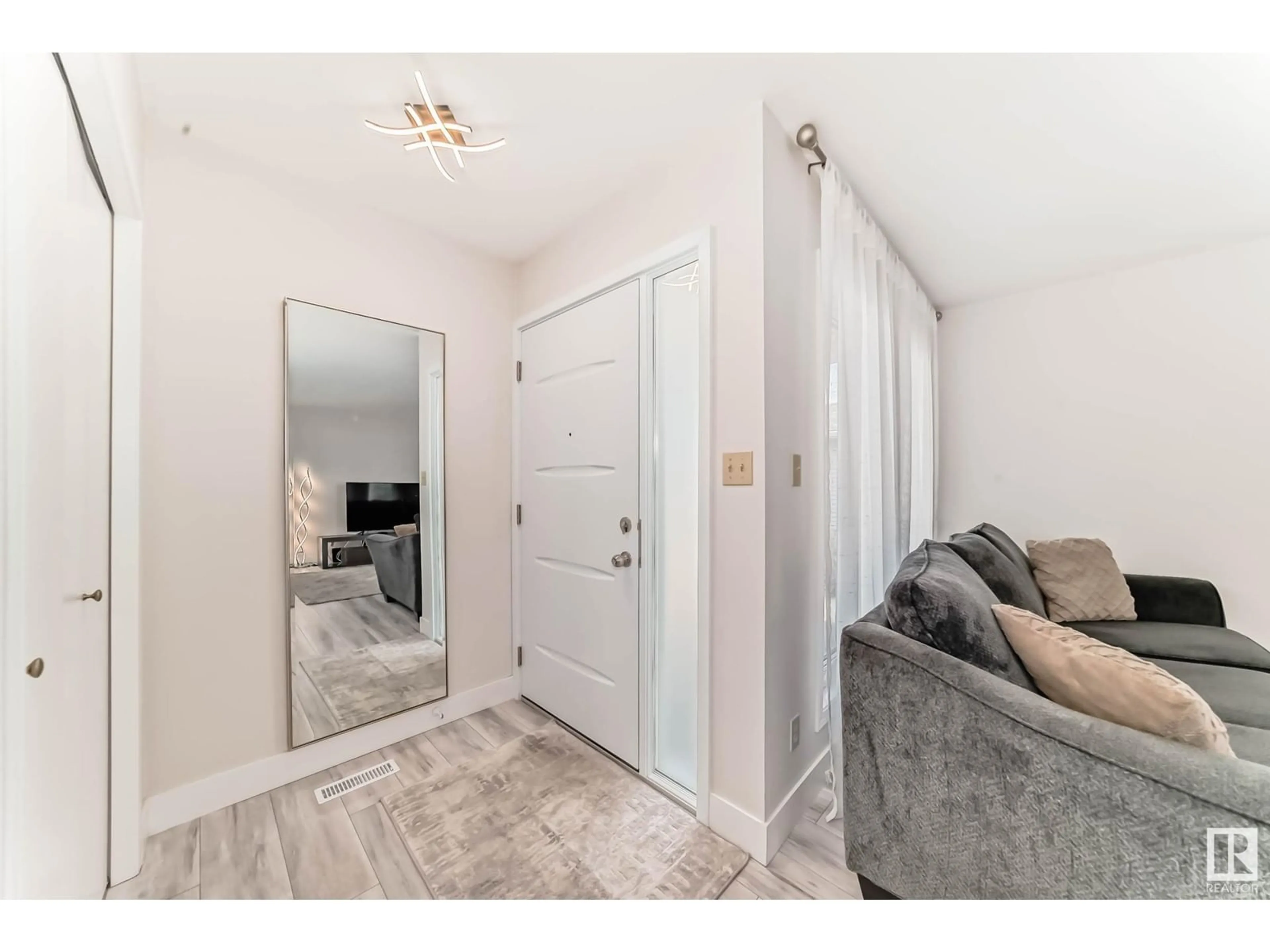 Indoor entryway for NW - 18721 70 AV, Edmonton Alberta T5T5C9