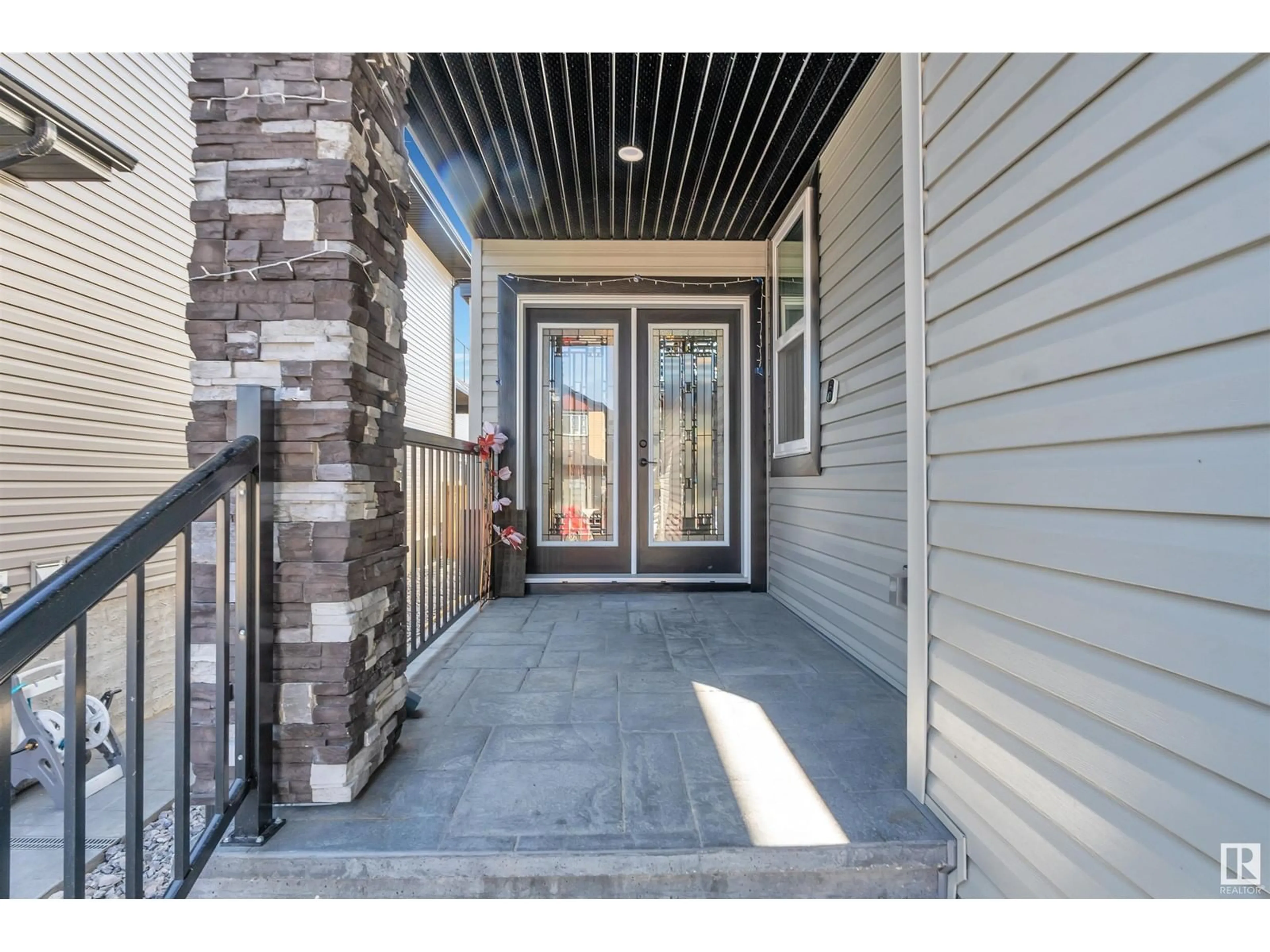 Indoor entryway for 1027 150 AV, Edmonton Alberta T5Y4C1