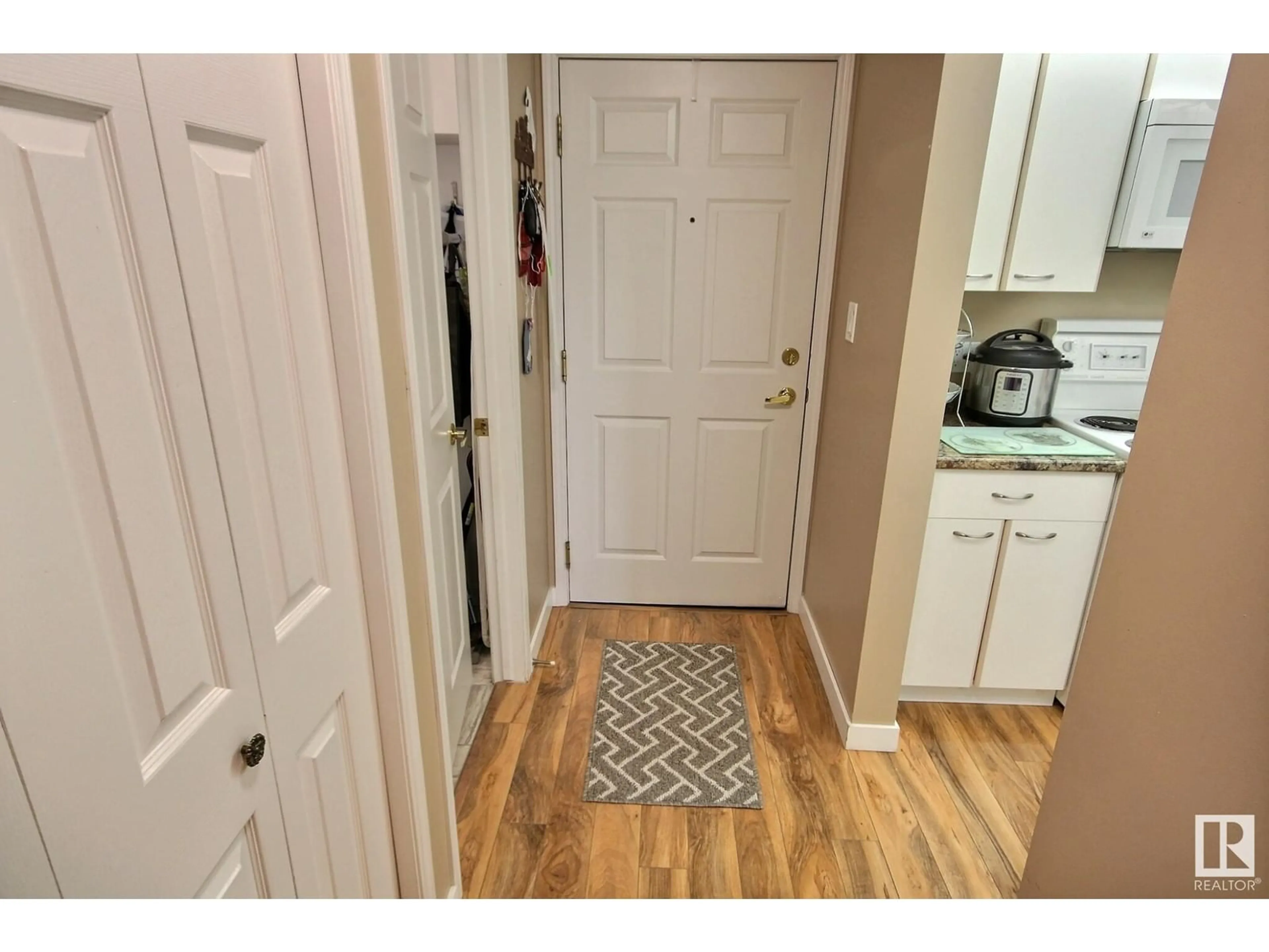 Indoor entryway for #406 - 17519 98A AV, Edmonton Alberta T5T6C1