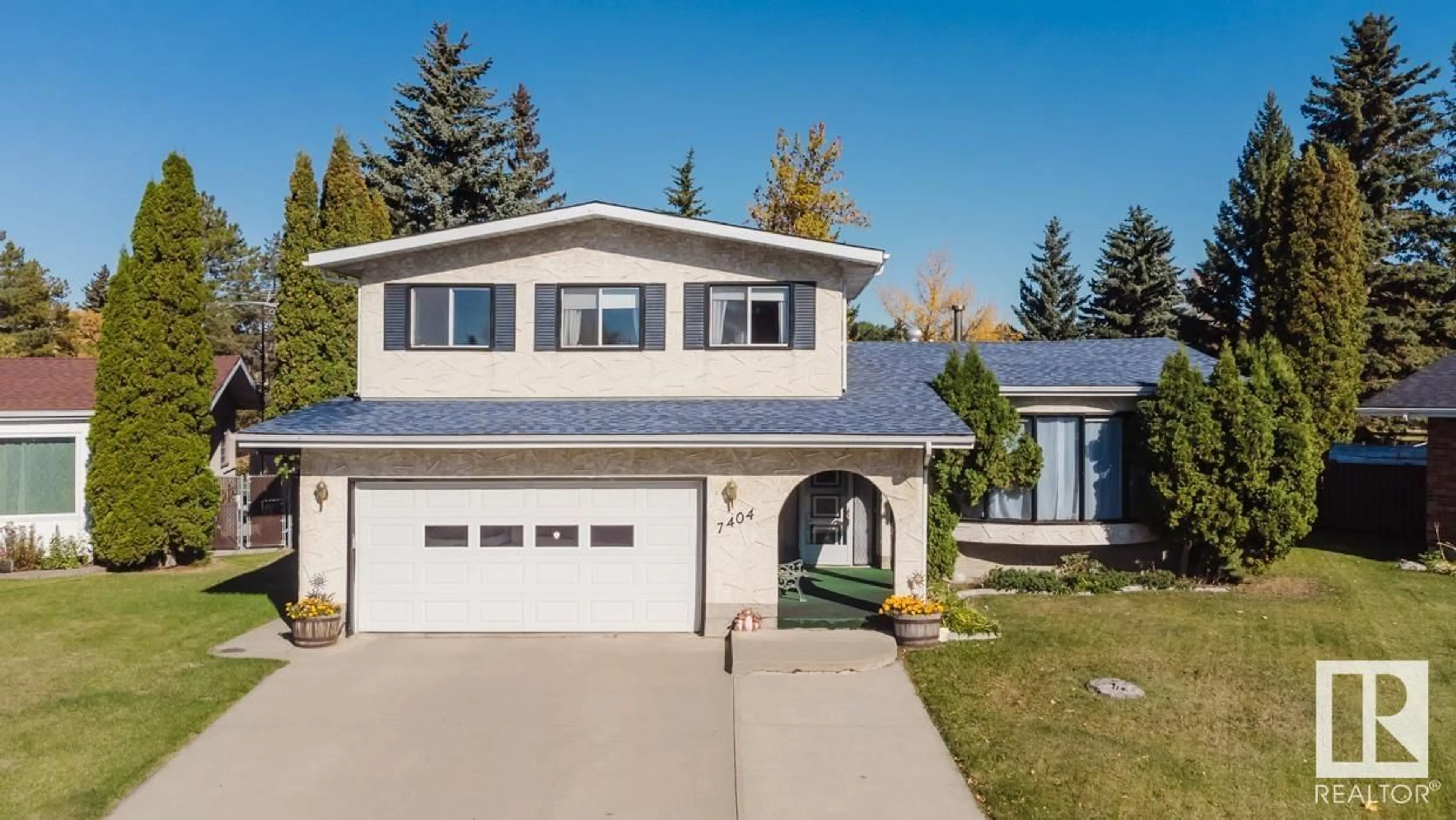 Home with vinyl exterior material, street for 7404 41 AV, Edmonton Alberta T6K0W6