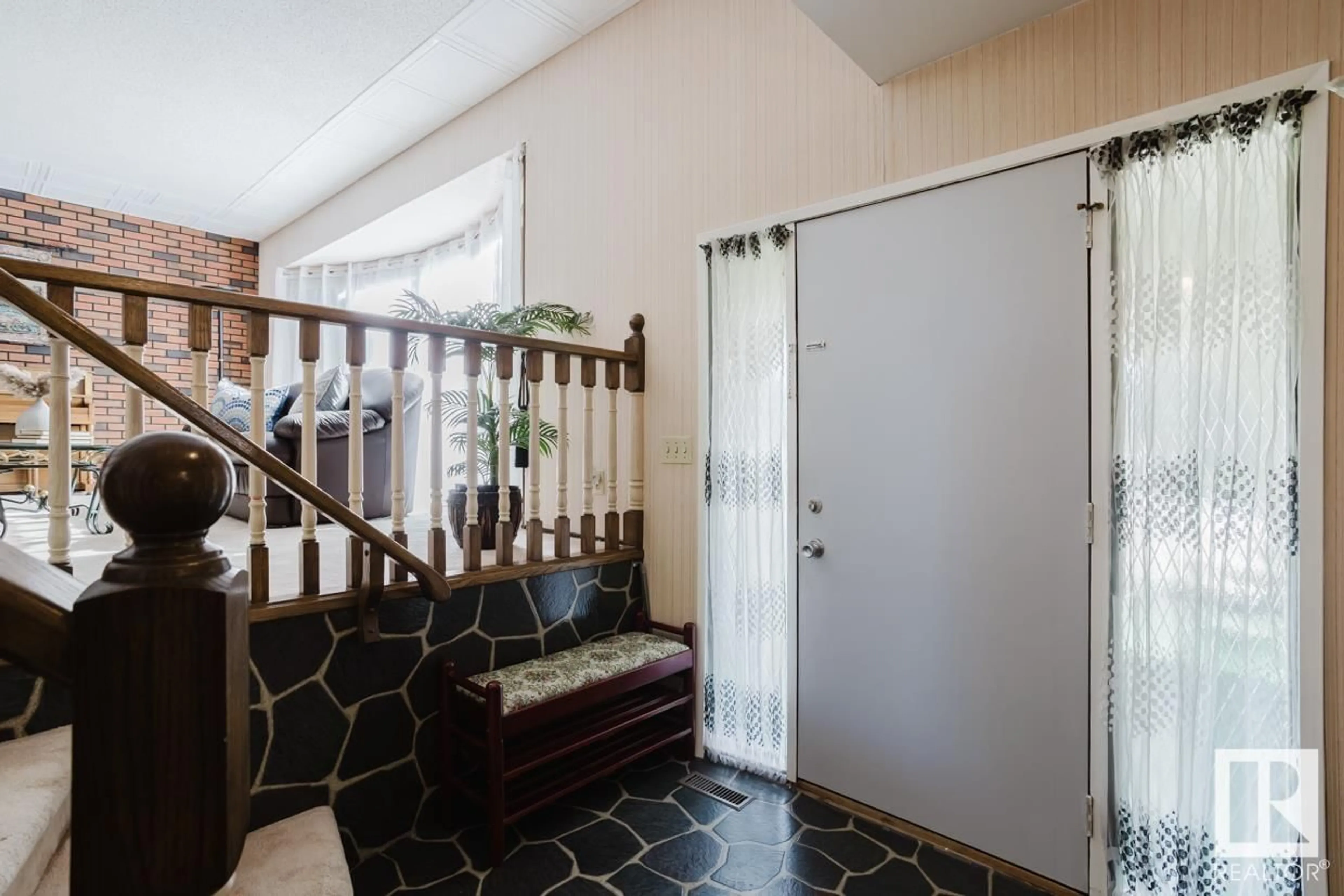Indoor entryway for 7404 41 AV, Edmonton Alberta T6K0W6