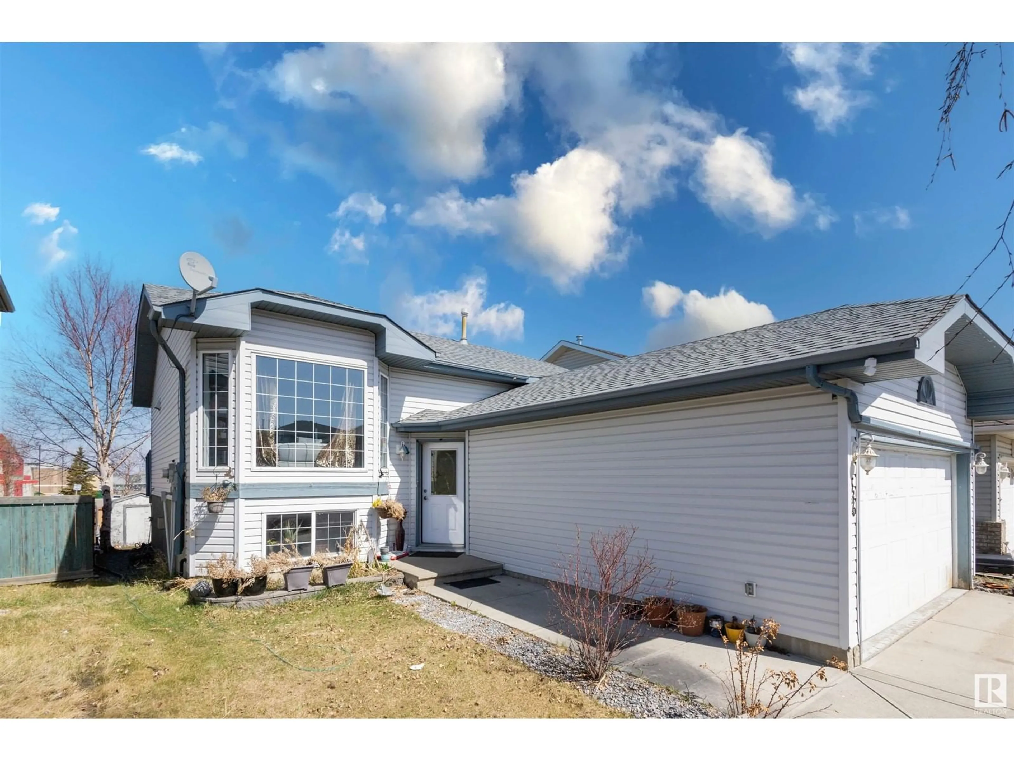 Home with vinyl exterior material, street for 536 WISEMAN LN, Edmonton Alberta T6T1N6