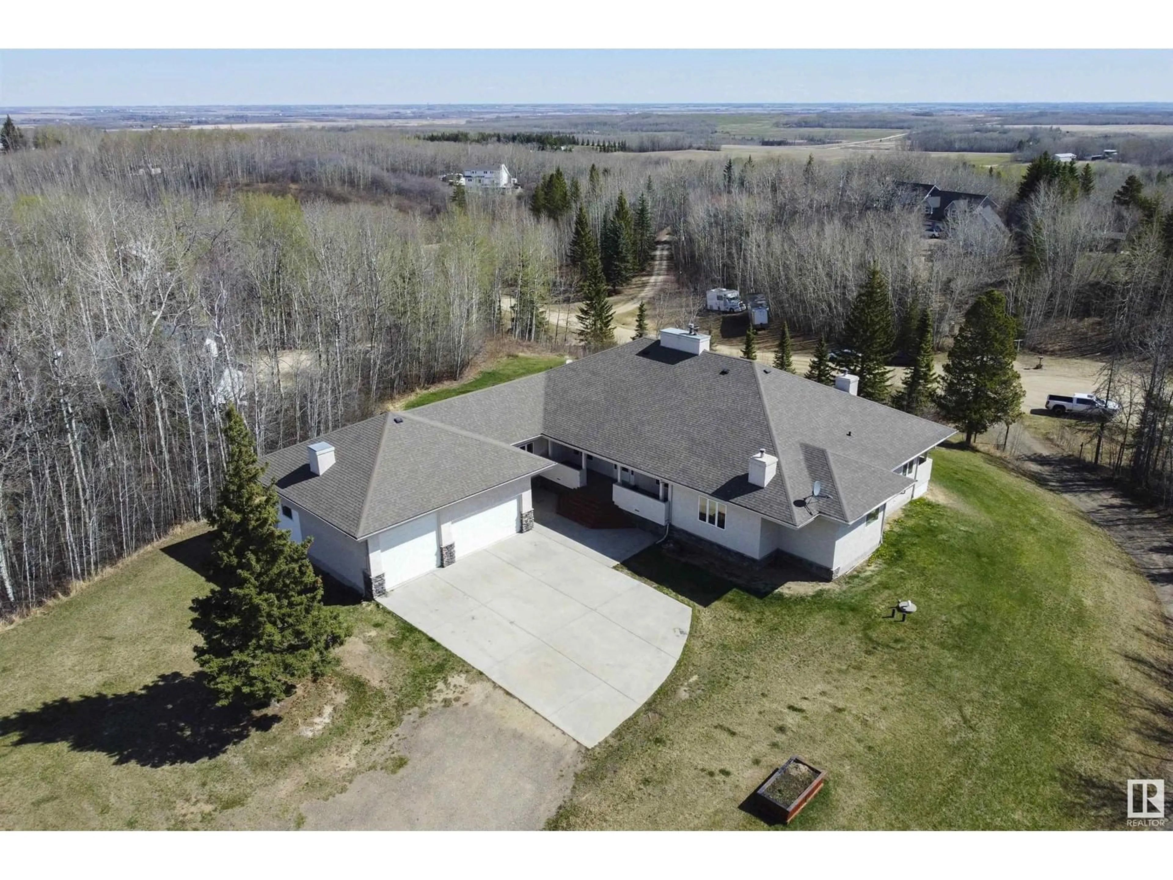A pic from outside/outdoor area/front of a property/back of a property/a pic from drone, unknown for 54129 - 19 RGE ROAD 275, Rural Parkland County Alberta T7X3S4