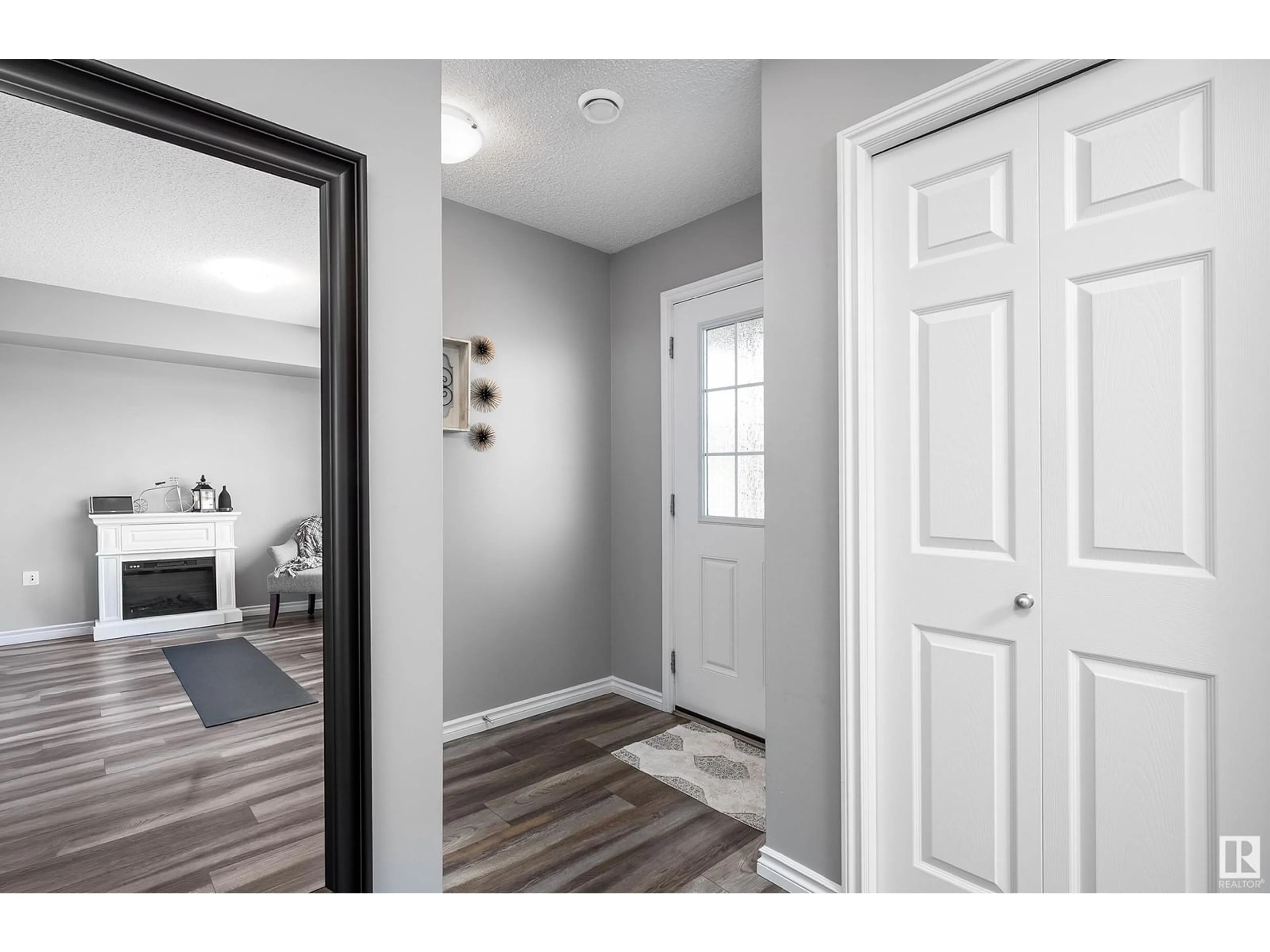 Indoor entryway for 48 AUGUSTINE CR, Sherwood Park Alberta T8H0Z8