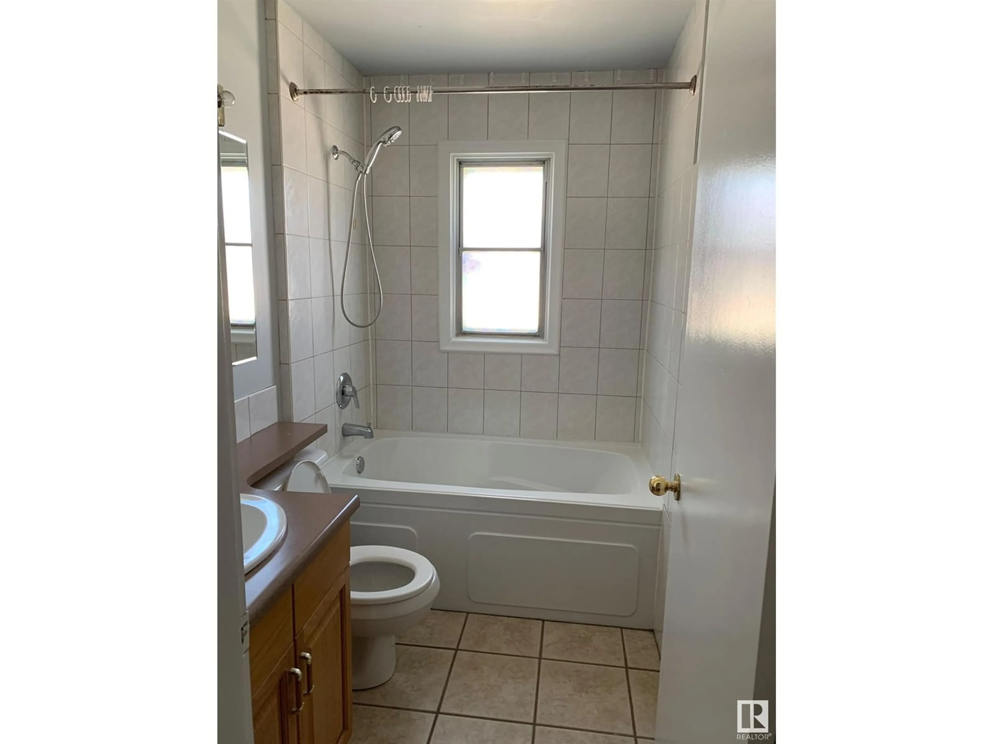 Standard bathroom, ceramic/tile floor for 8110 83 AV, Edmonton Alberta T6C1A8