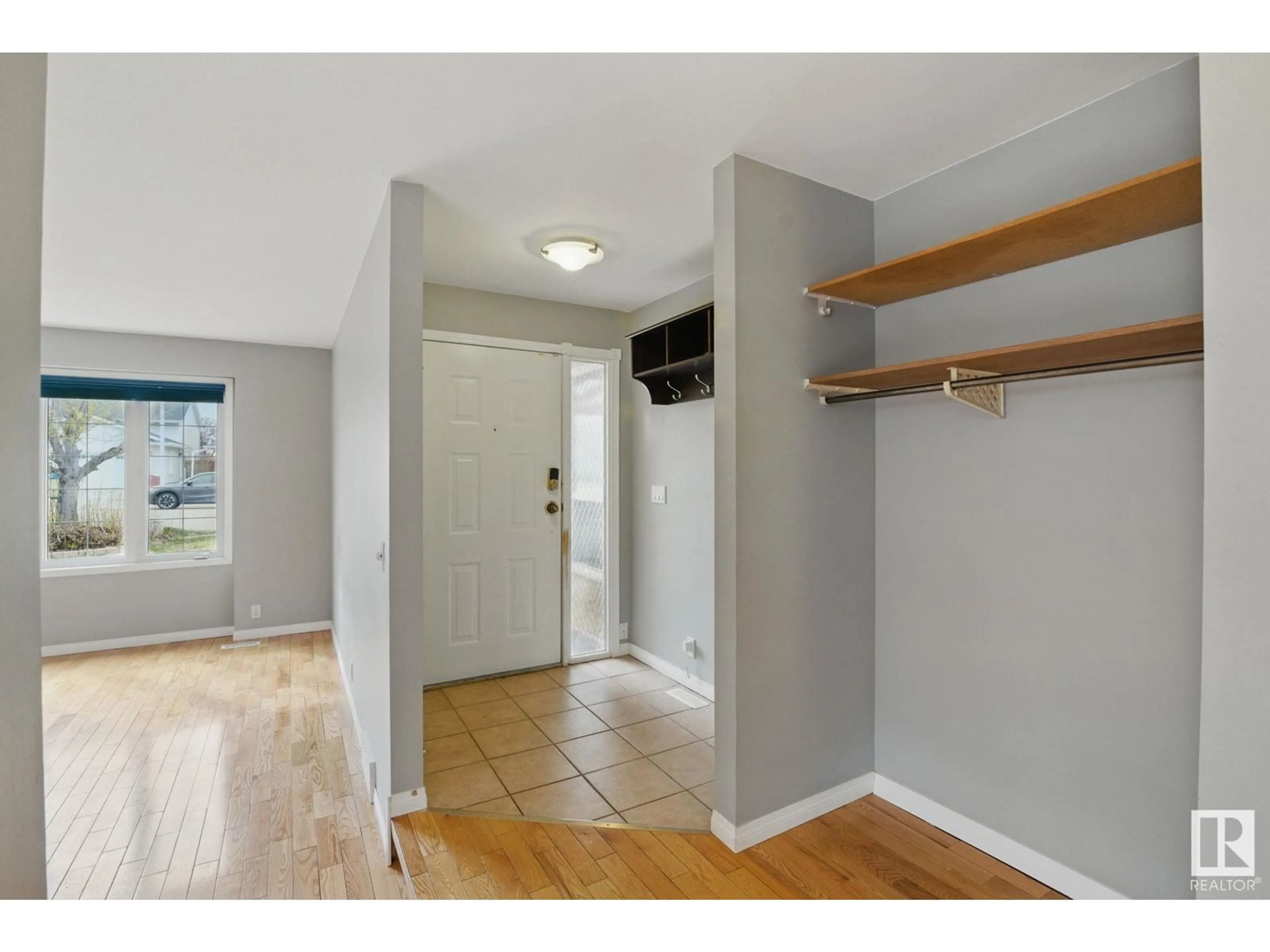 Indoor entryway for 2031 41 ST, Edmonton Alberta T6L2P9