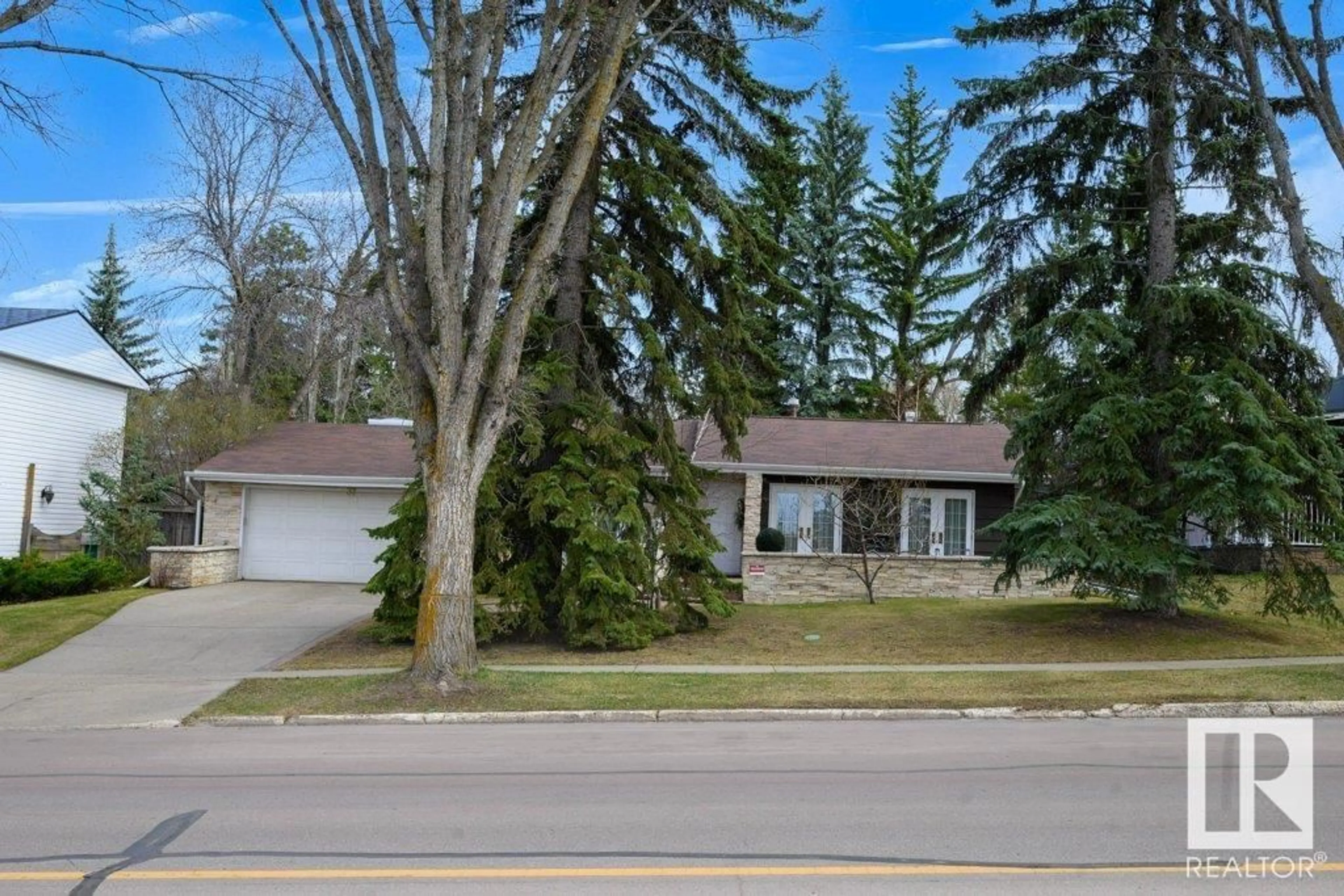 A pic from outside/outdoor area/front of a property/back of a property/a pic from drone, street for 37 GROSVENOR BV, St. Albert Alberta T8N1P3