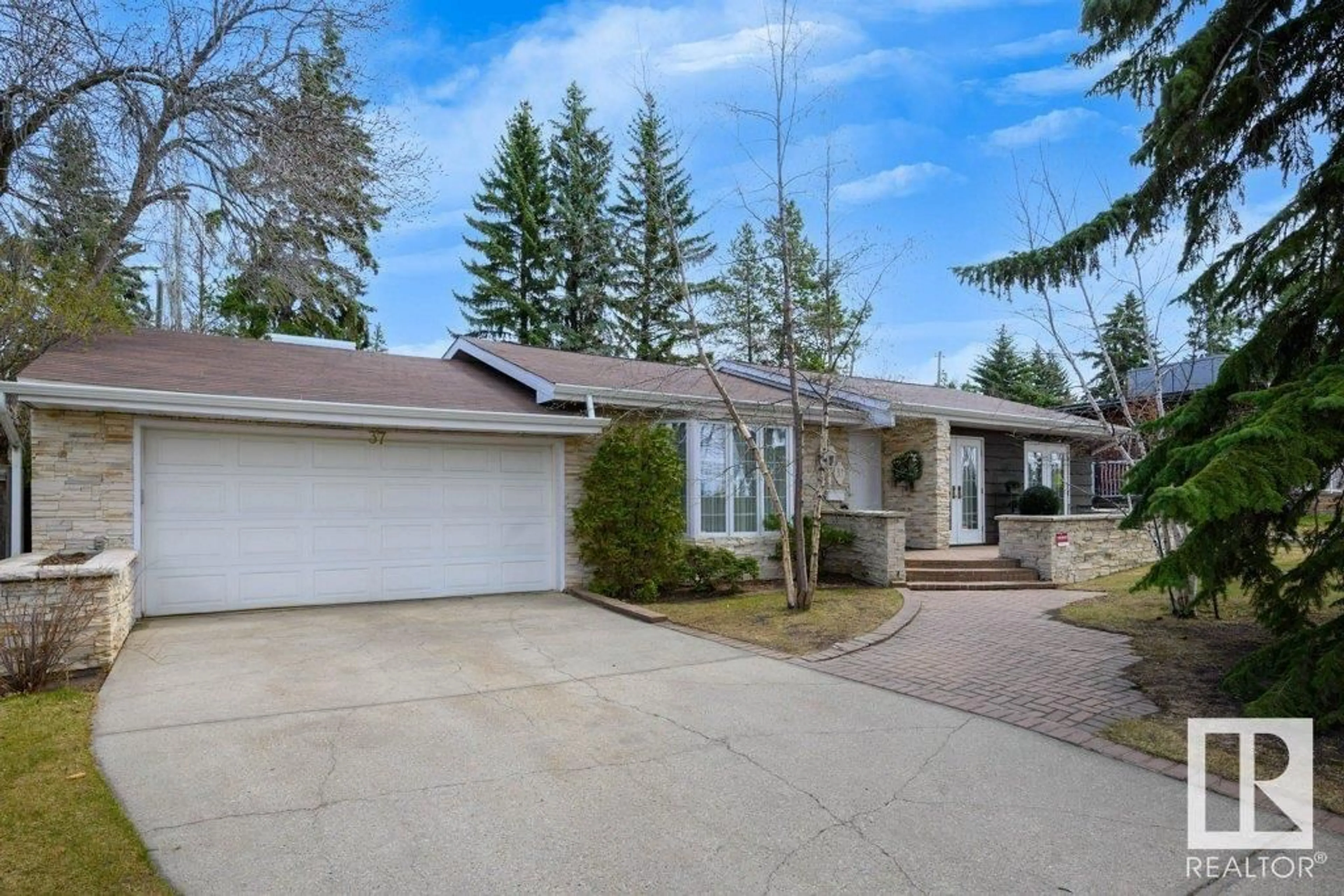 A pic from outside/outdoor area/front of a property/back of a property/a pic from drone, street for 37 GROSVENOR BV, St. Albert Alberta T8N1P3
