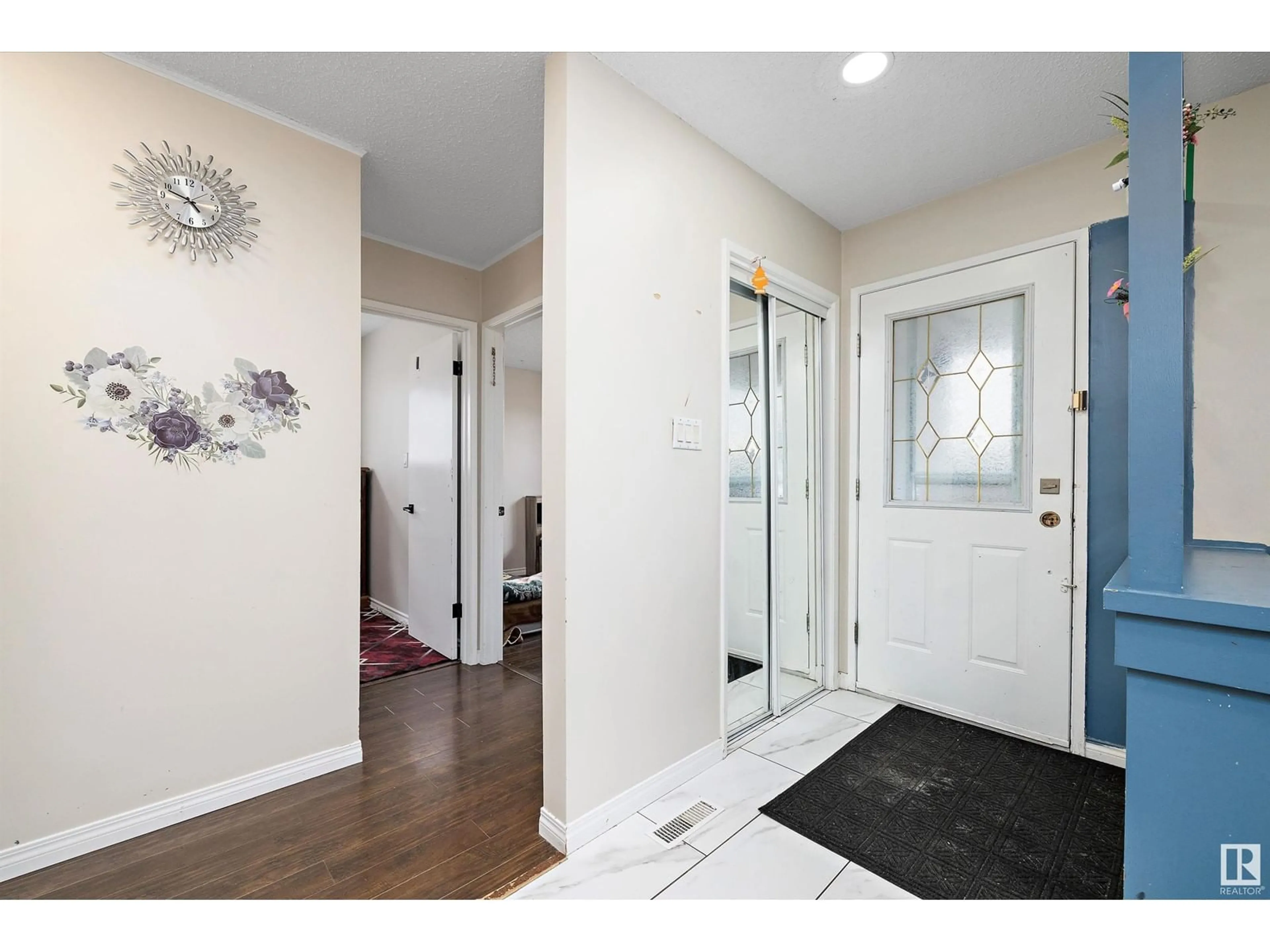 Indoor entryway for 11724 152 AV, Edmonton Alberta T5X1S8