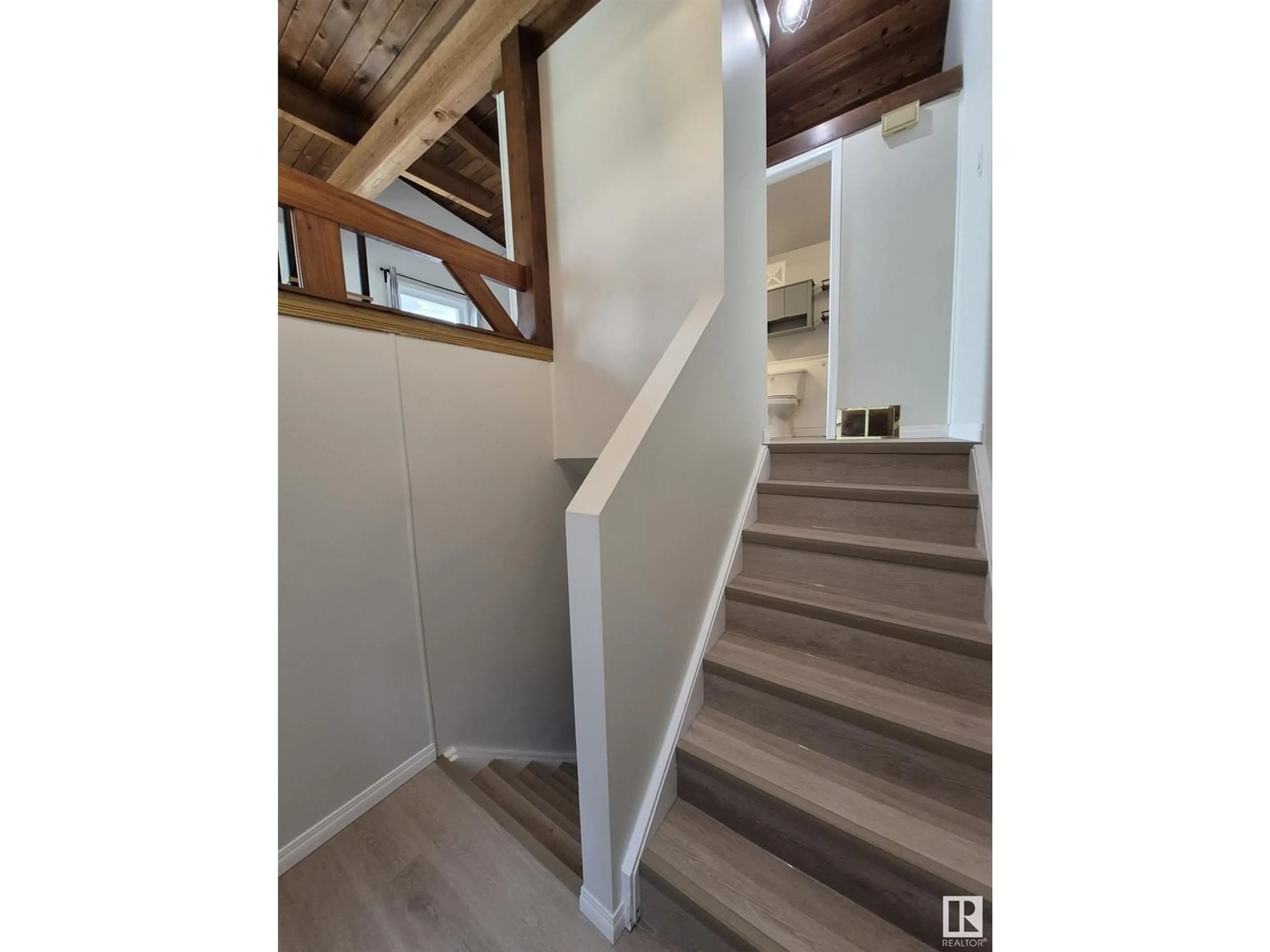 Stairs for 476 LEE RIDGE RD, Edmonton Alberta T6K2K3