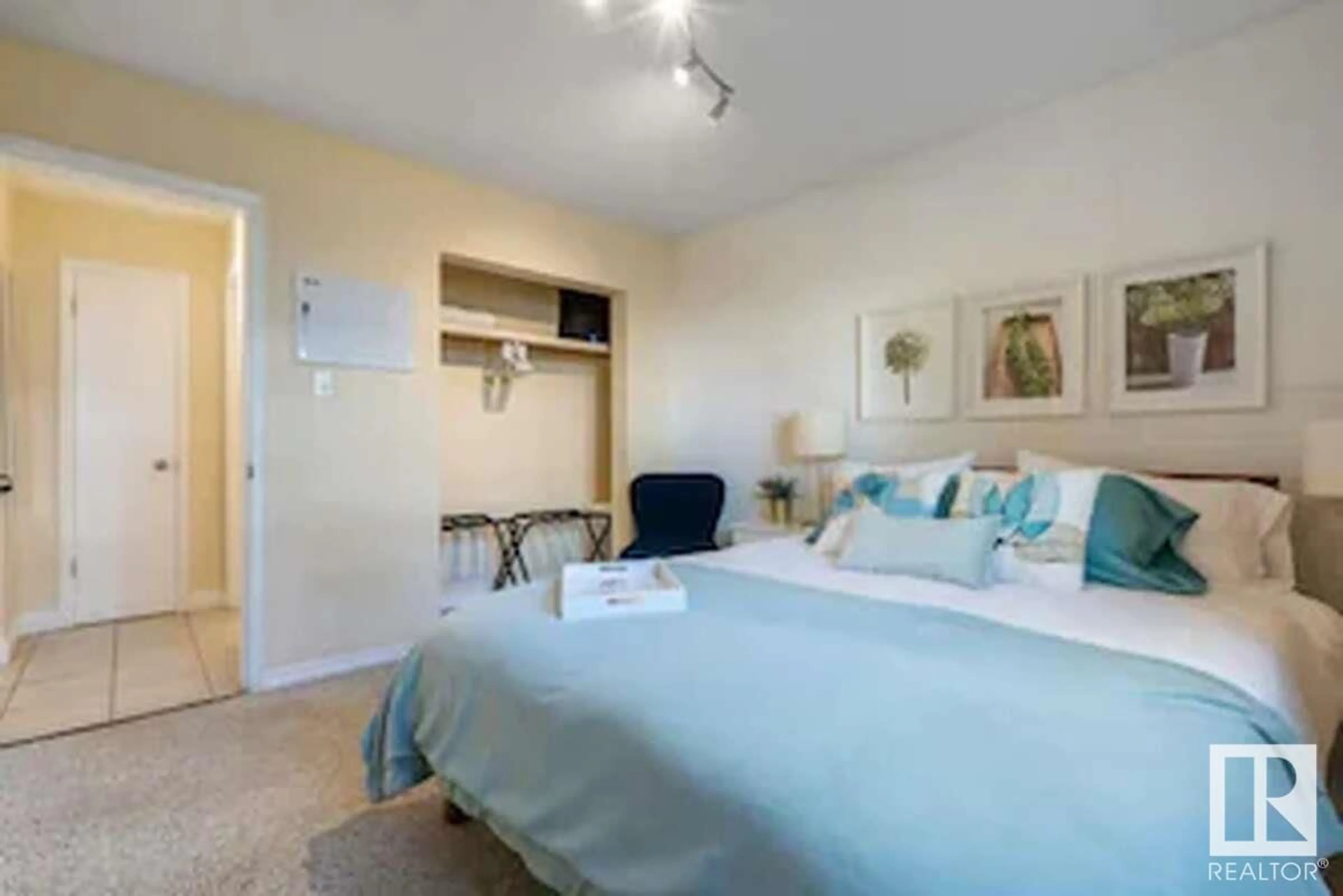 A pic of a room for #4 - 10255 117 ST, Edmonton Alberta T5K1X7