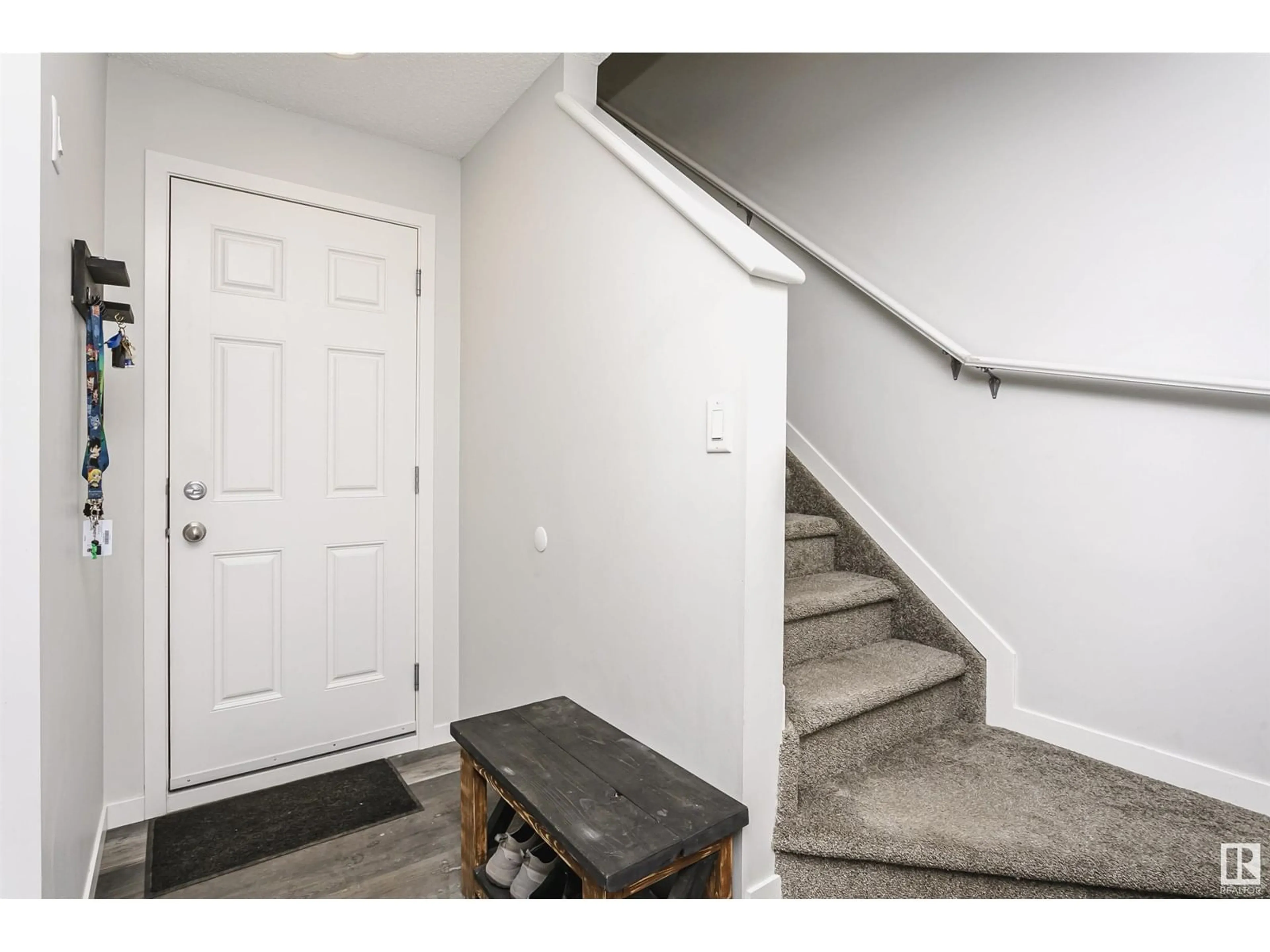 Indoor entryway for #46 - 2905 141 ST, Edmonton Alberta T6W3W4