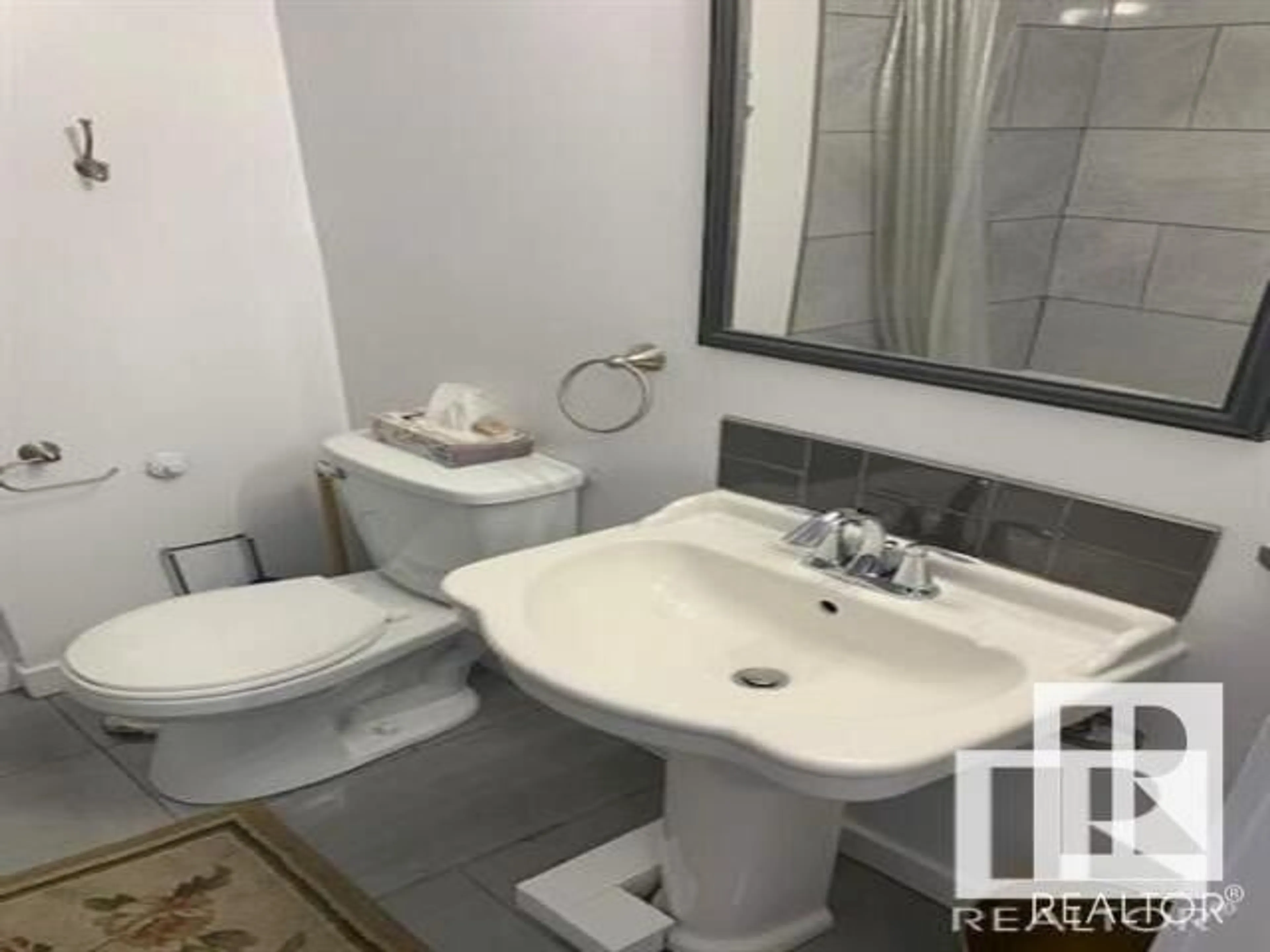 Standard bathroom, ceramic/tile floor for 40 GARDEN CR, St. Albert Alberta T8N0W9