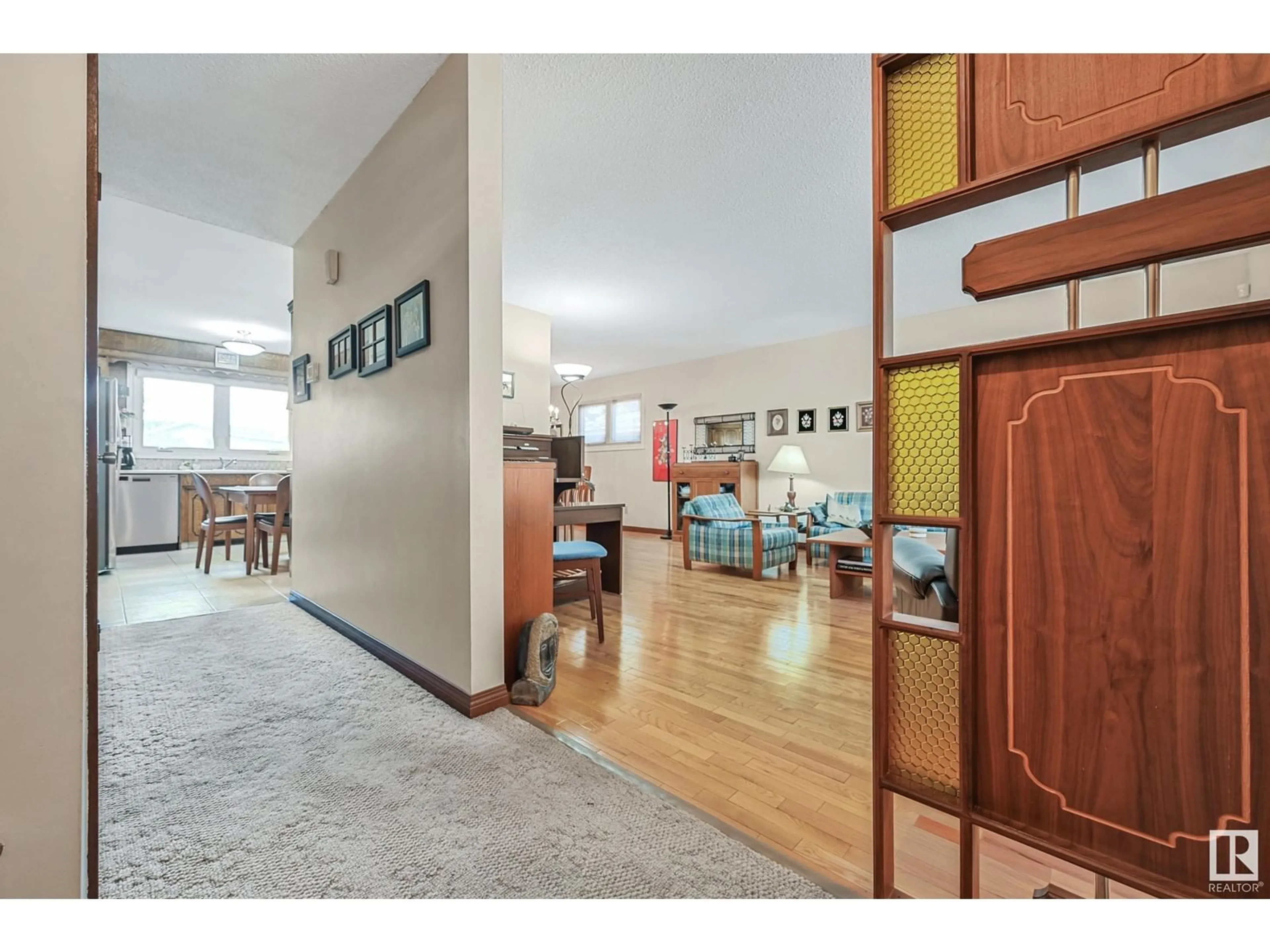 Indoor foyer for 8107 44 AV, Edmonton Alberta T6K0Z3