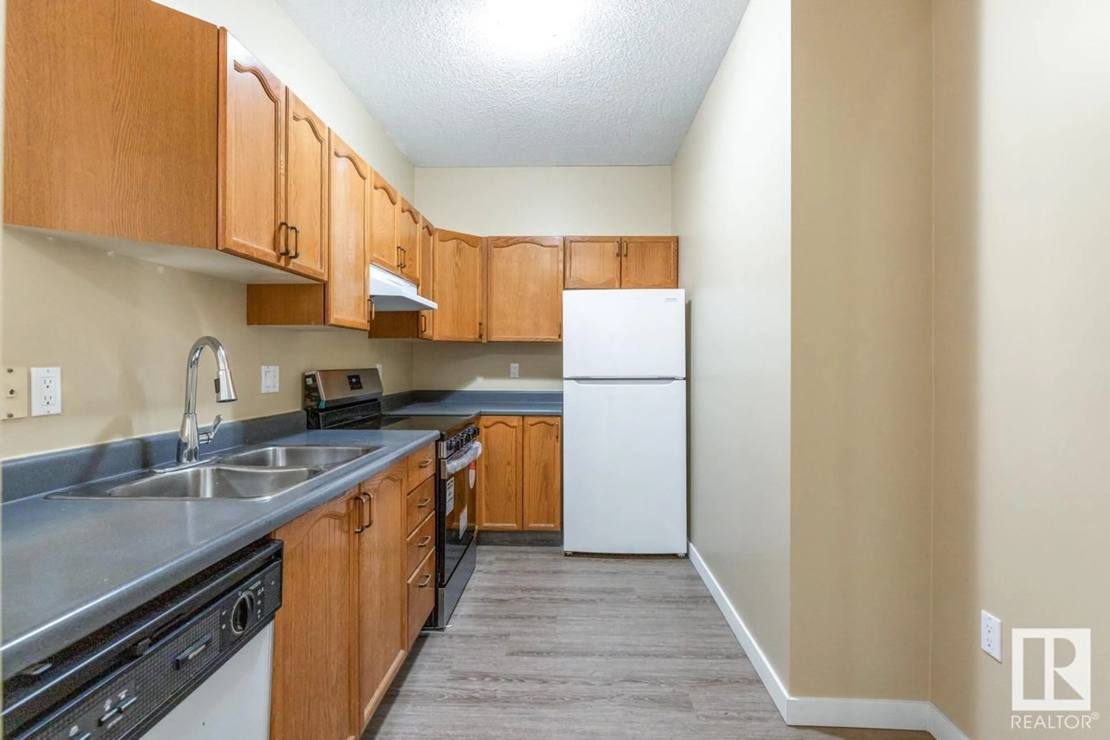 Standard kitchen, unknown for 15499 - 216 CASTLE DOWNS RD, Edmonton Alberta T5X5Y3