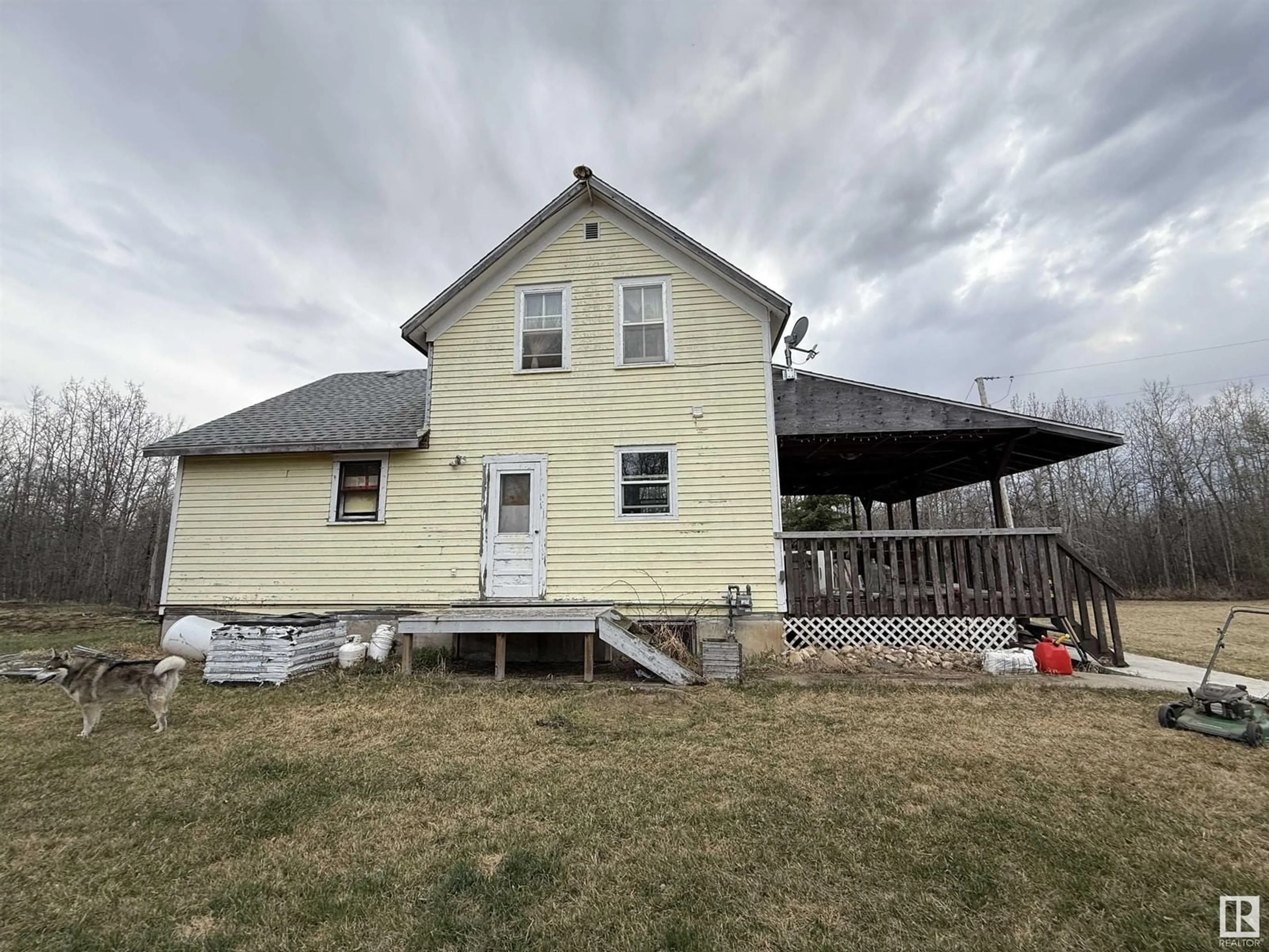A pic from outside/outdoor area/front of a property/back of a property/a pic from drone, building for 49551 RANGE ROAD 202, Rural Camrose County Alberta T0B2M1