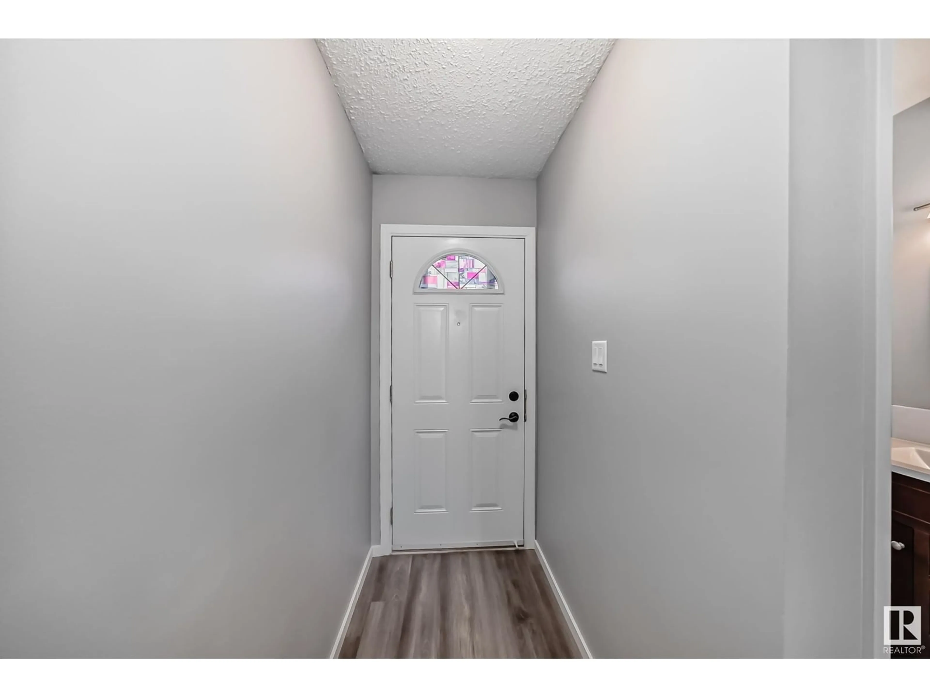 Indoor entryway for #142 - 10633 31 AV, Edmonton Alberta T6J4N4