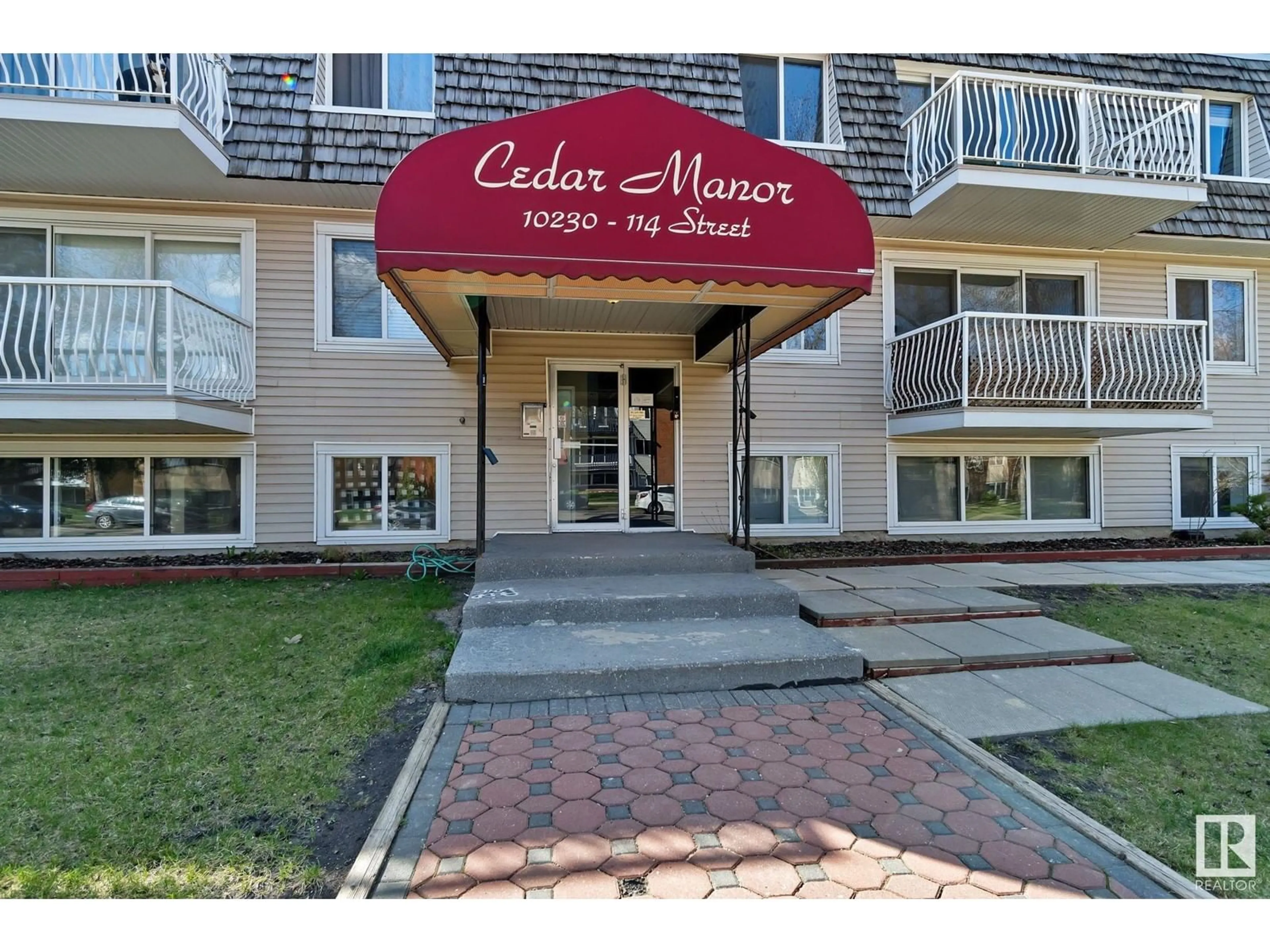 Indoor foyer for #206 - 10230 114 ST, Edmonton Alberta T5K1R9