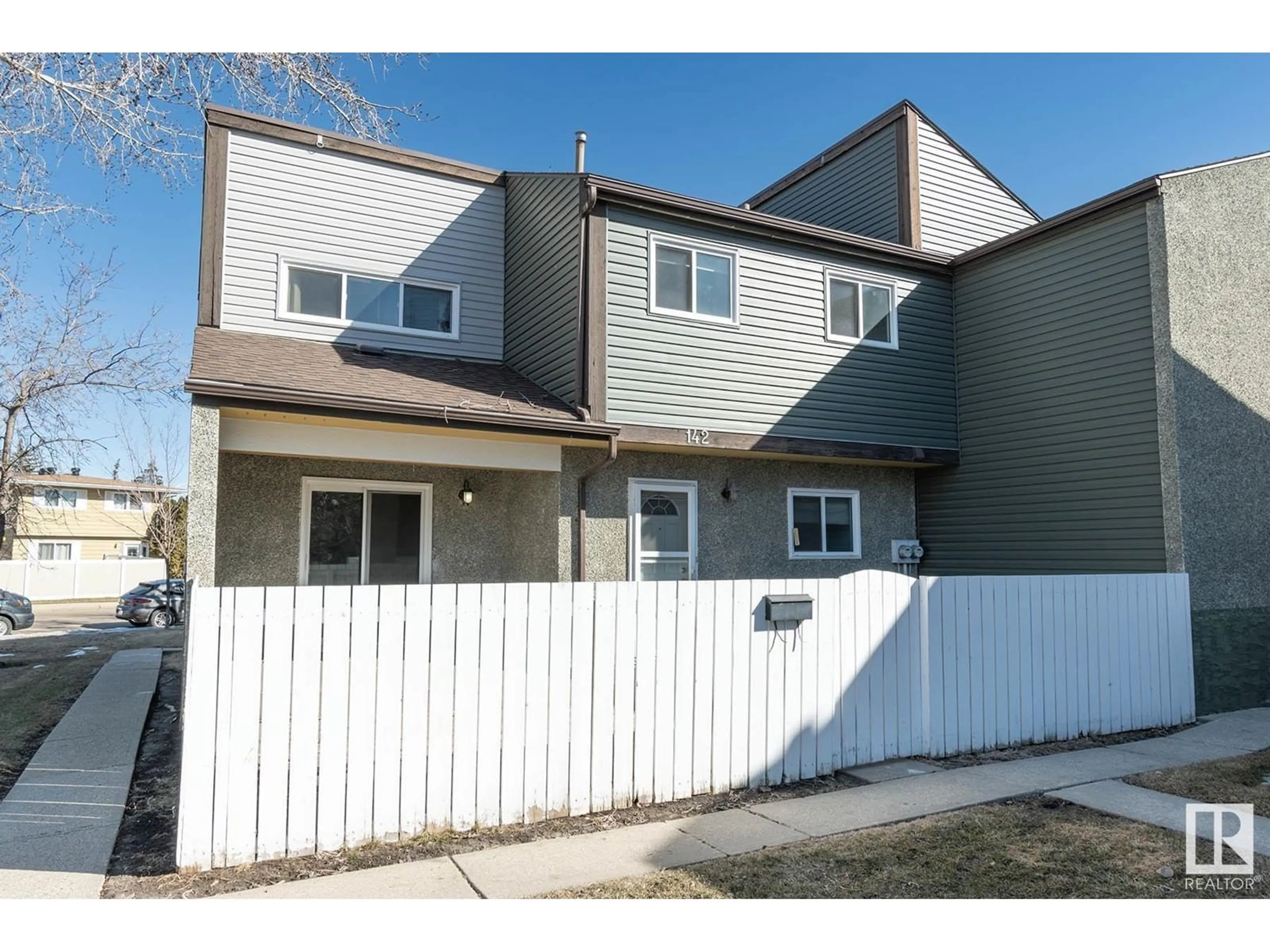 Home with vinyl exterior material, street for 142 KASKITAYO CO, Edmonton Alberta T6J3T3