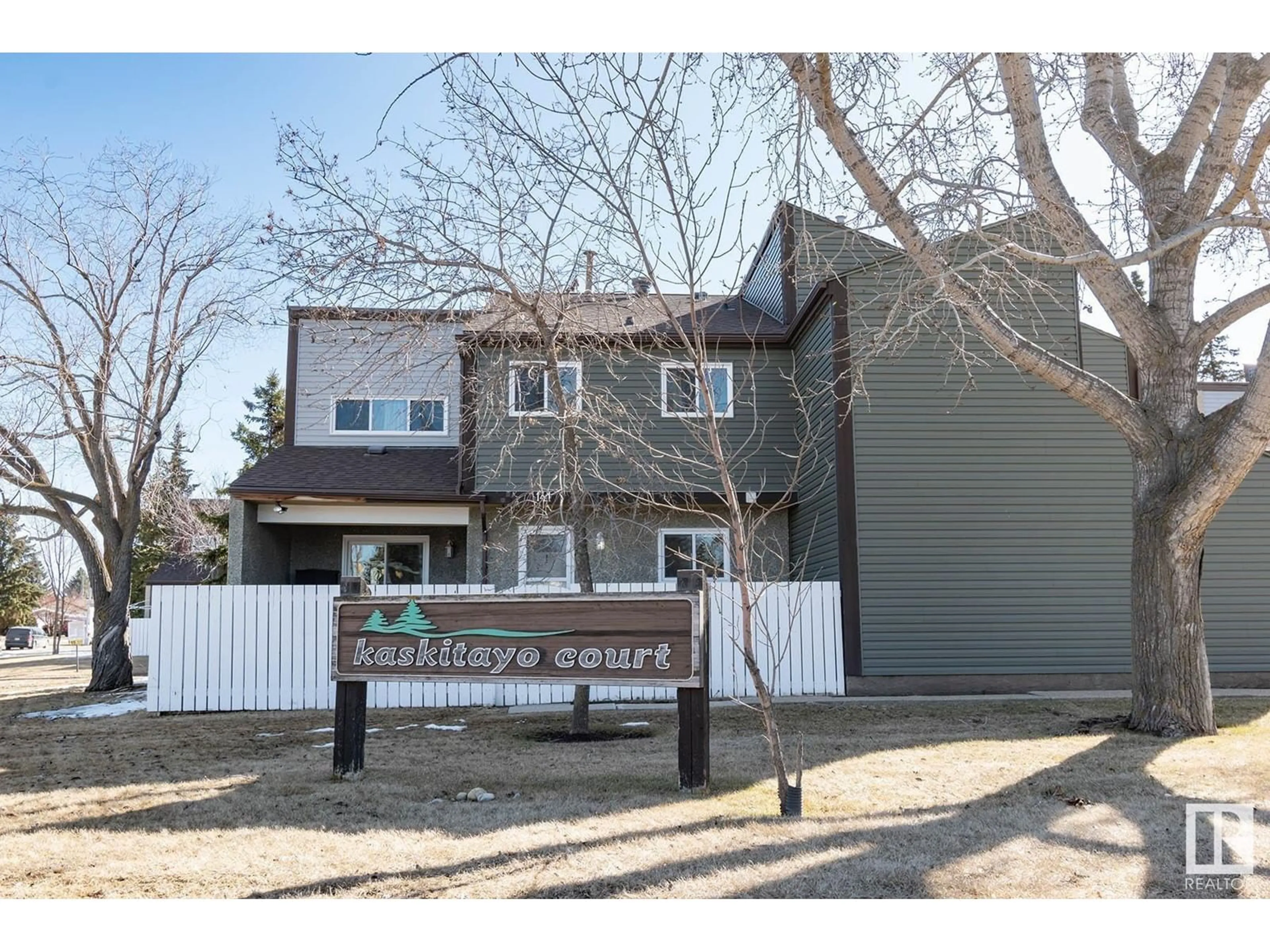 Home with vinyl exterior material, street for 142 KASKITAYO CO, Edmonton Alberta T6J3T3