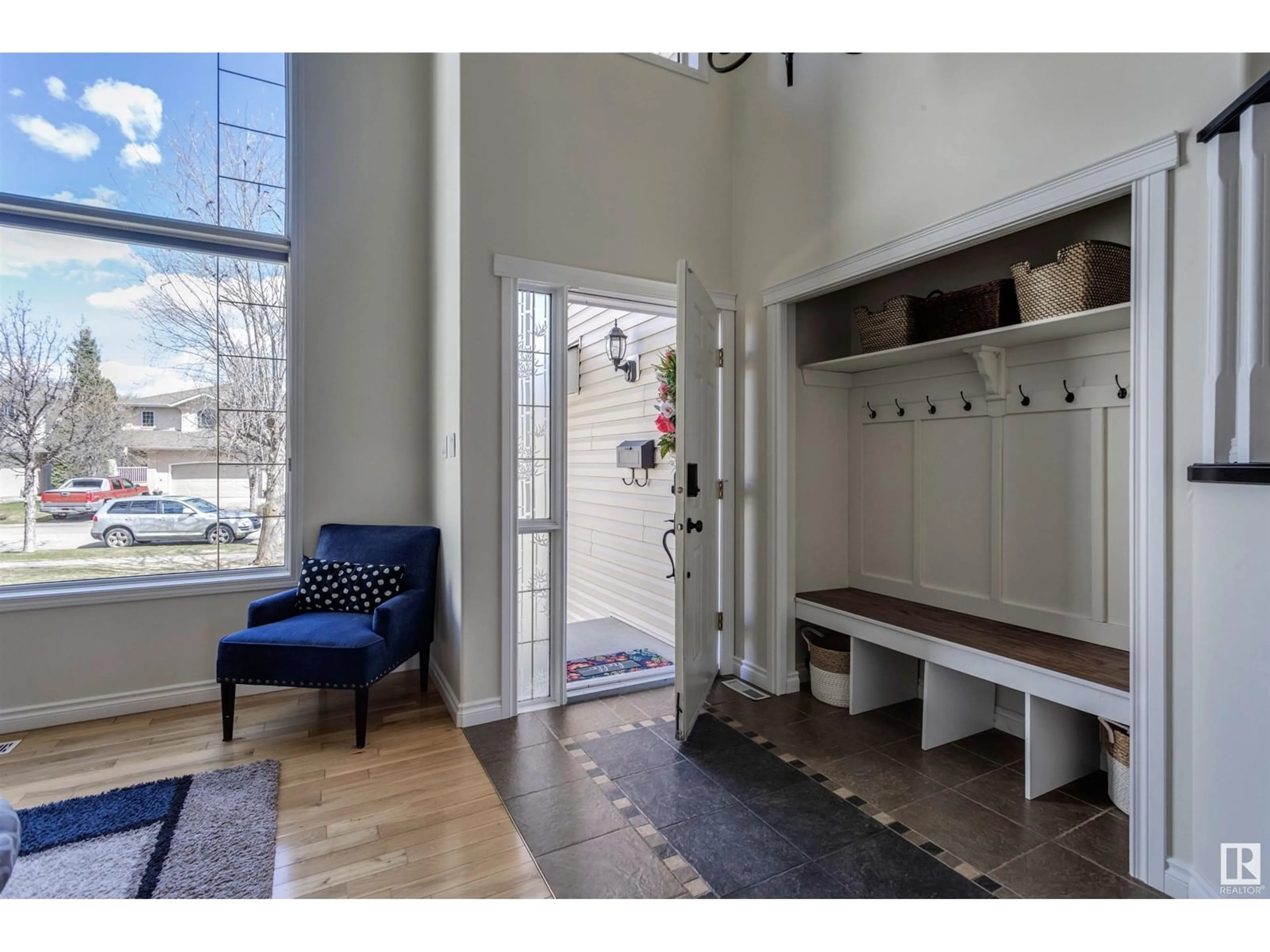 Indoor entryway for 1007 BURNS CL, Edmonton Alberta T6R2L1