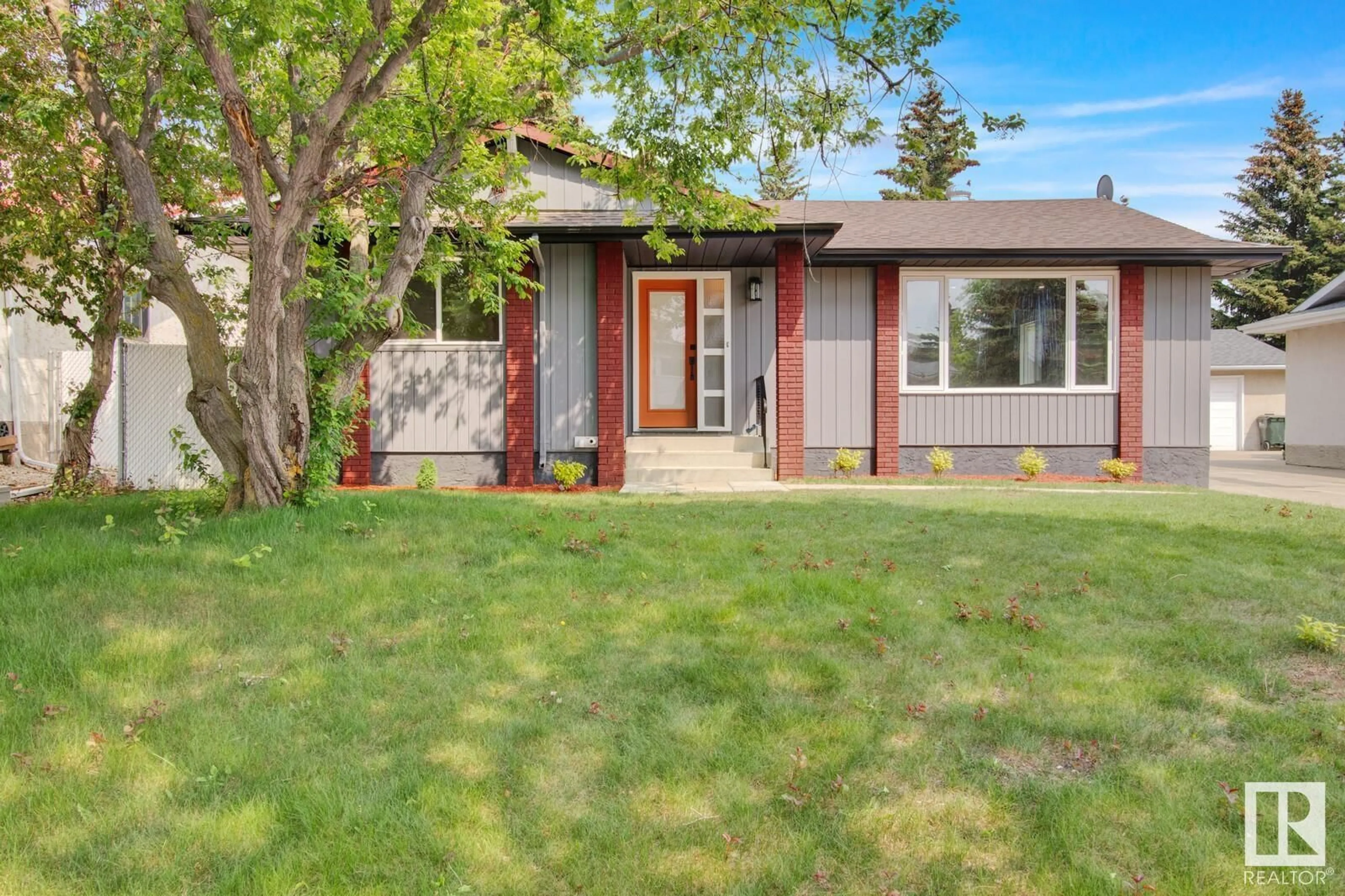 Home with vinyl exterior material, street for 126 GEORGIAN WY, Sherwood Park Alberta T8A2W2