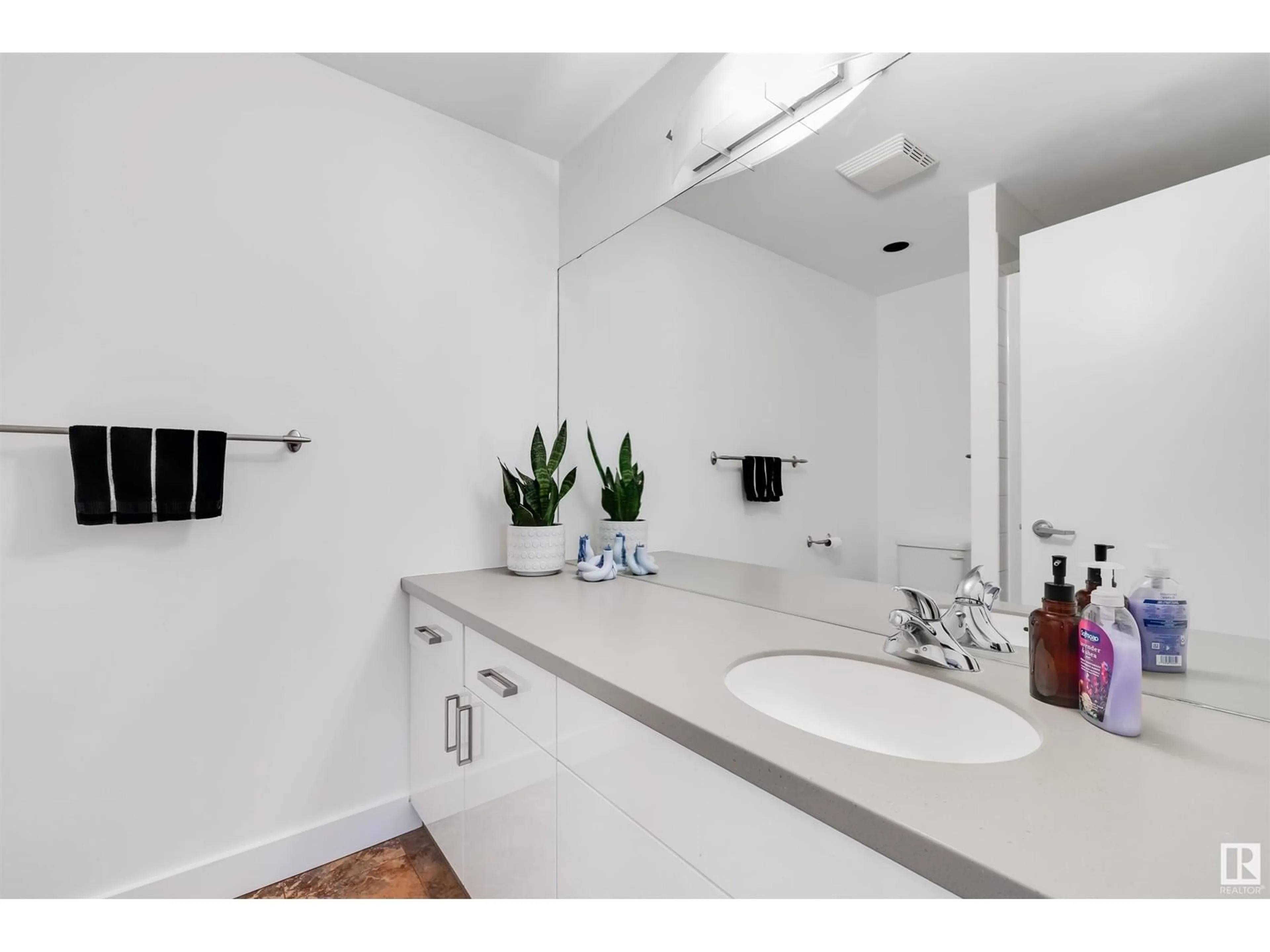Standard bathroom, ceramic/tile floor for 701 - 10028 119 ST, Edmonton Alberta T5K1Y8