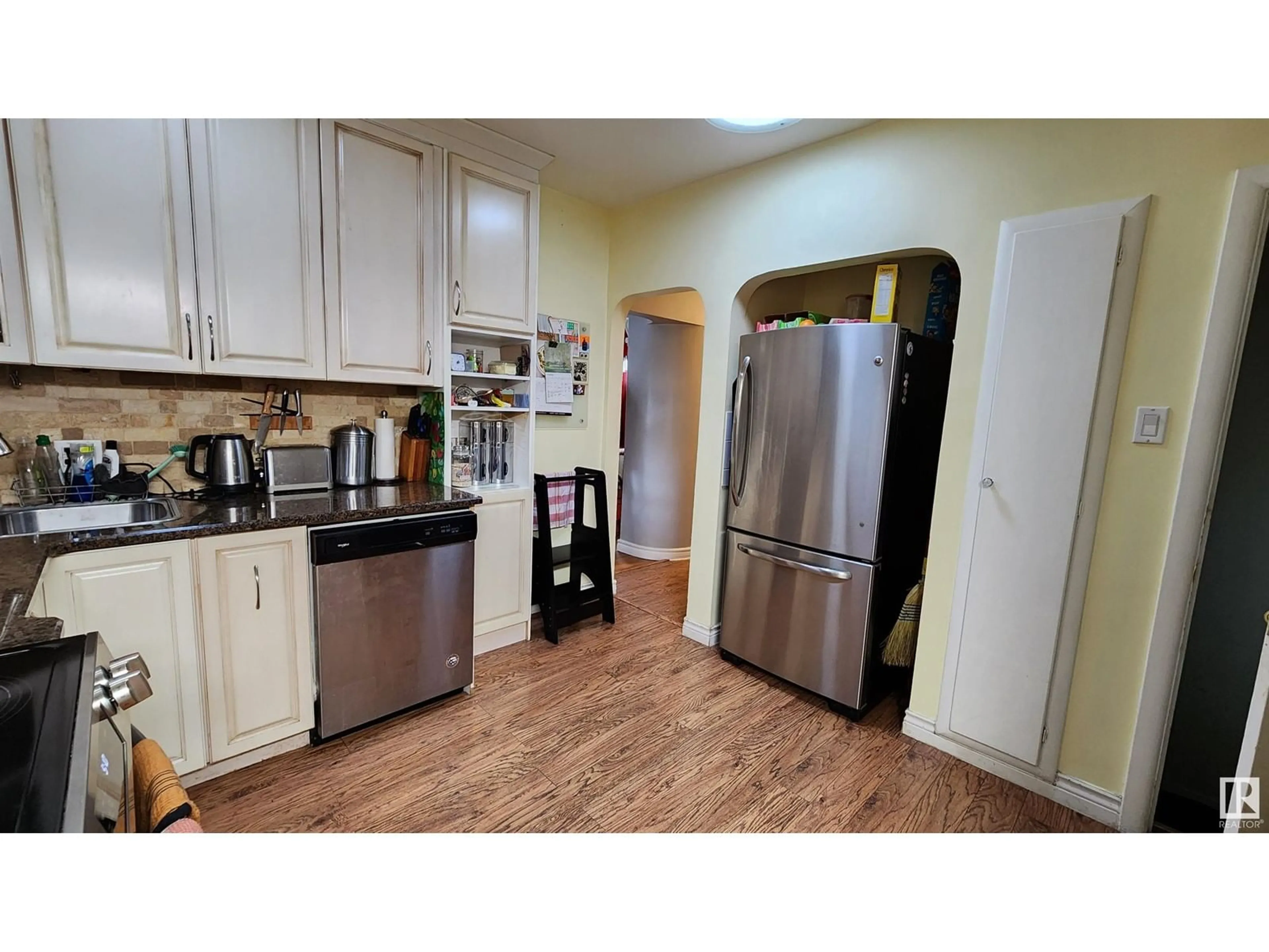 Standard kitchen, unknown for 9755 83 AV, Edmonton Alberta T6E2B6