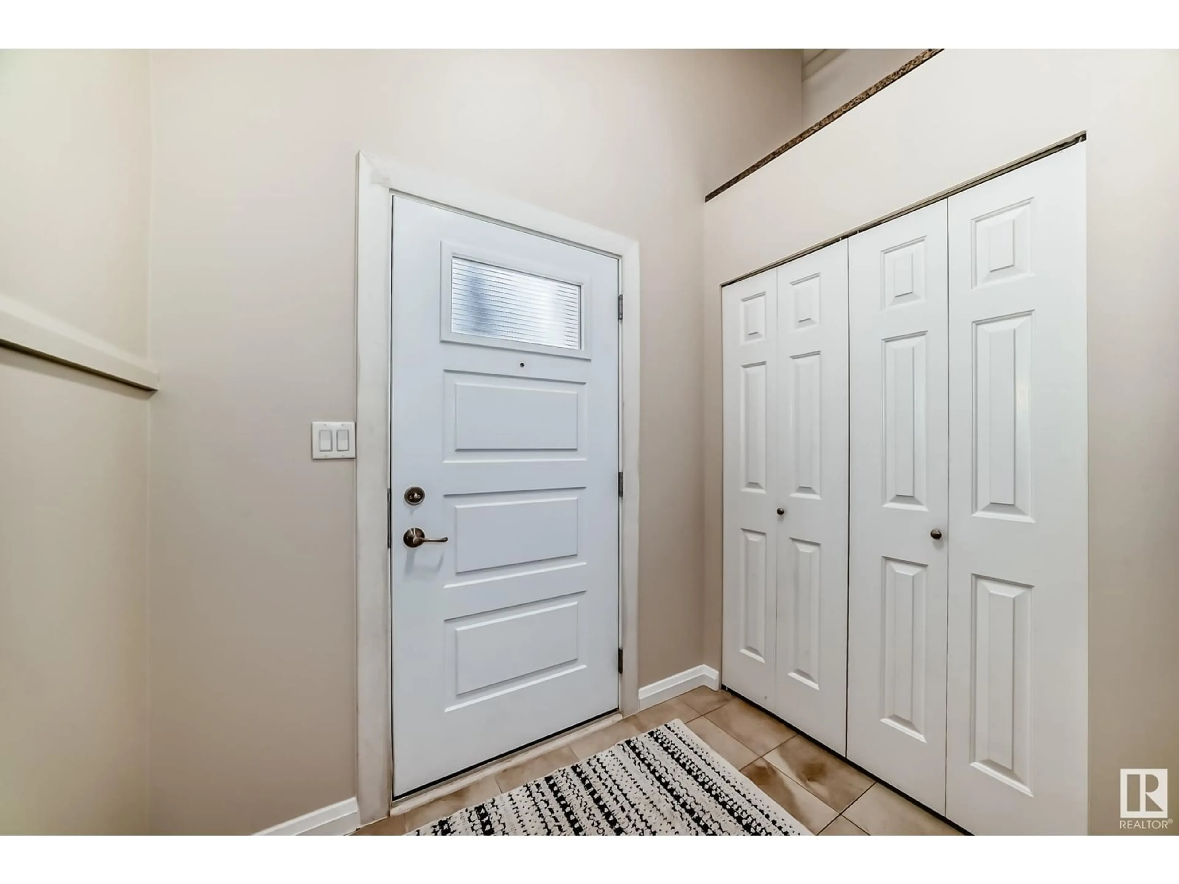 Indoor entryway for 36 4630 17 AV NW, Edmonton Alberta T6L6H3