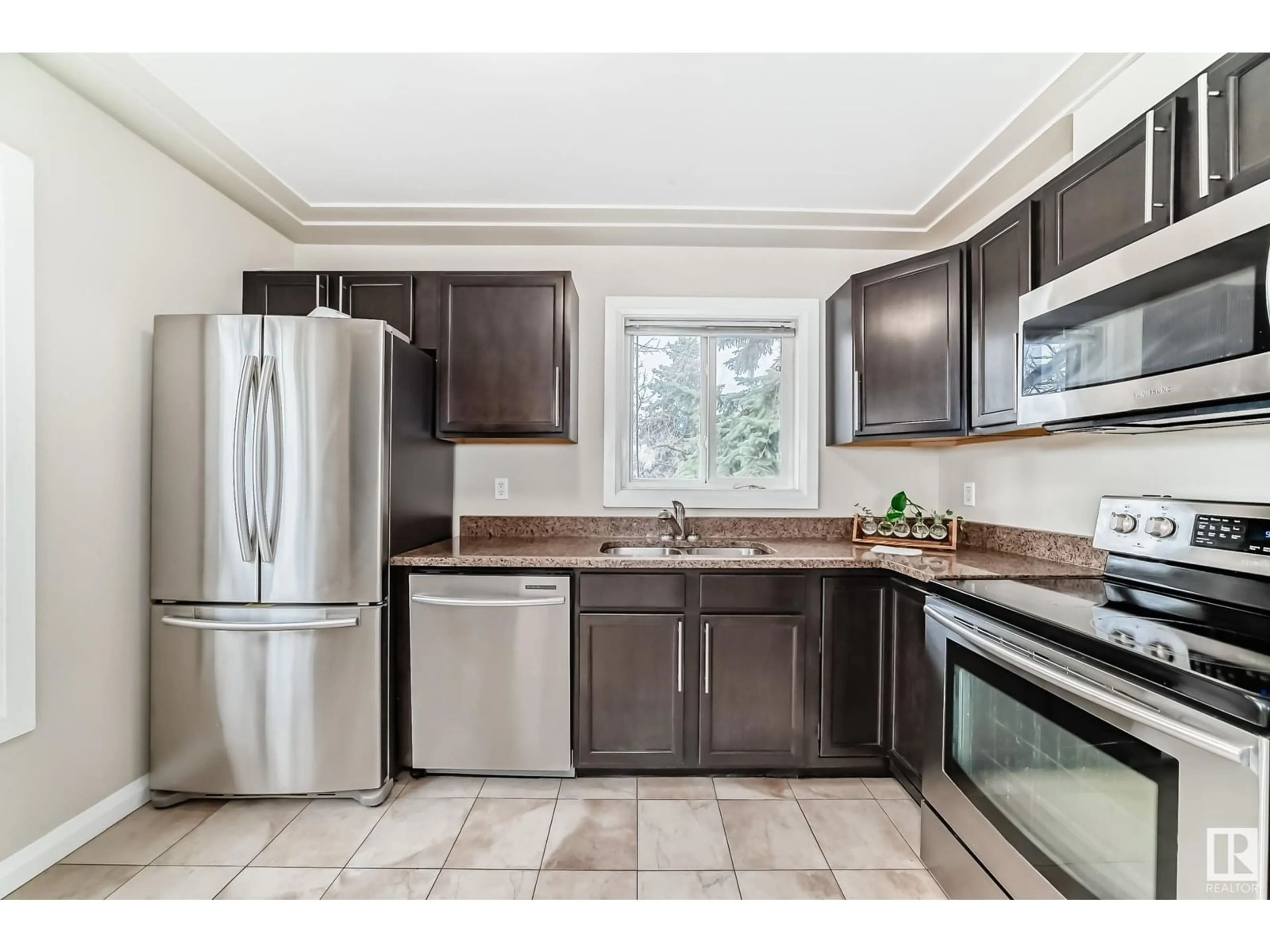 Standard kitchen, unknown for 36 4630 17 AV NW, Edmonton Alberta T6L6H3