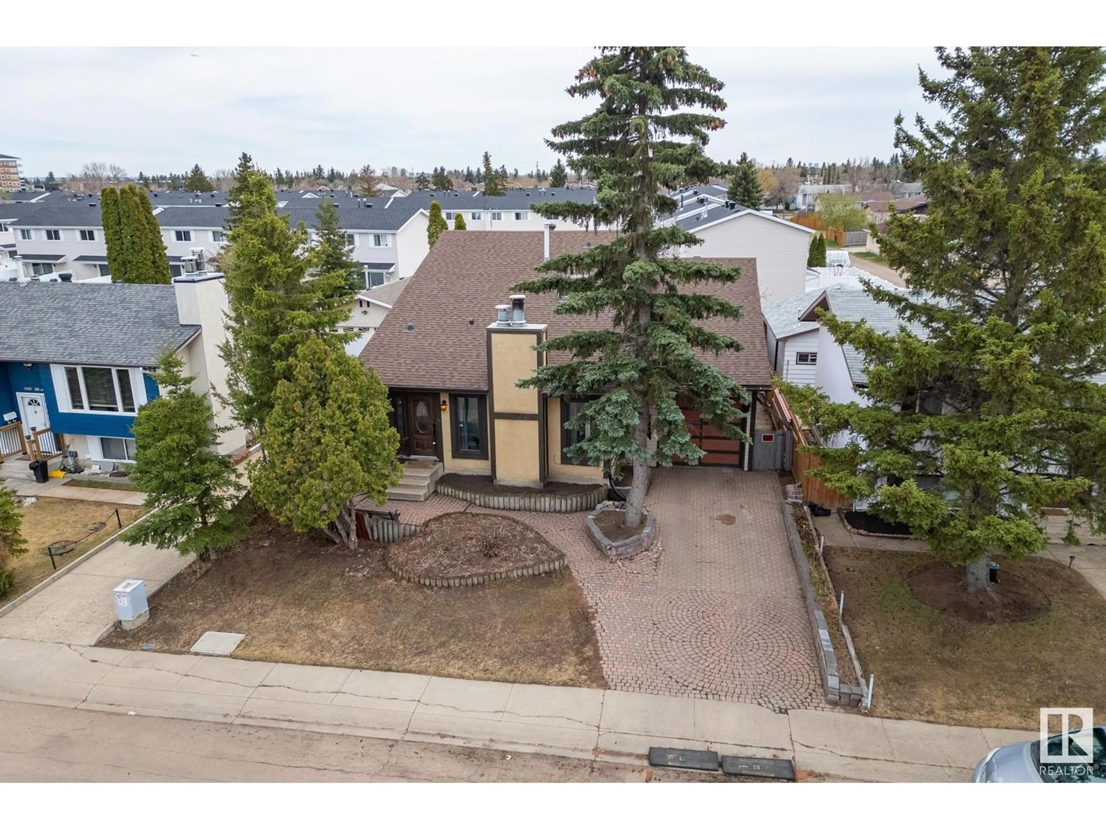 A pic from outside/outdoor area/front of a property/back of a property/a pic from drone, street for 11519 141 AV, Edmonton Alberta T5X3Z7