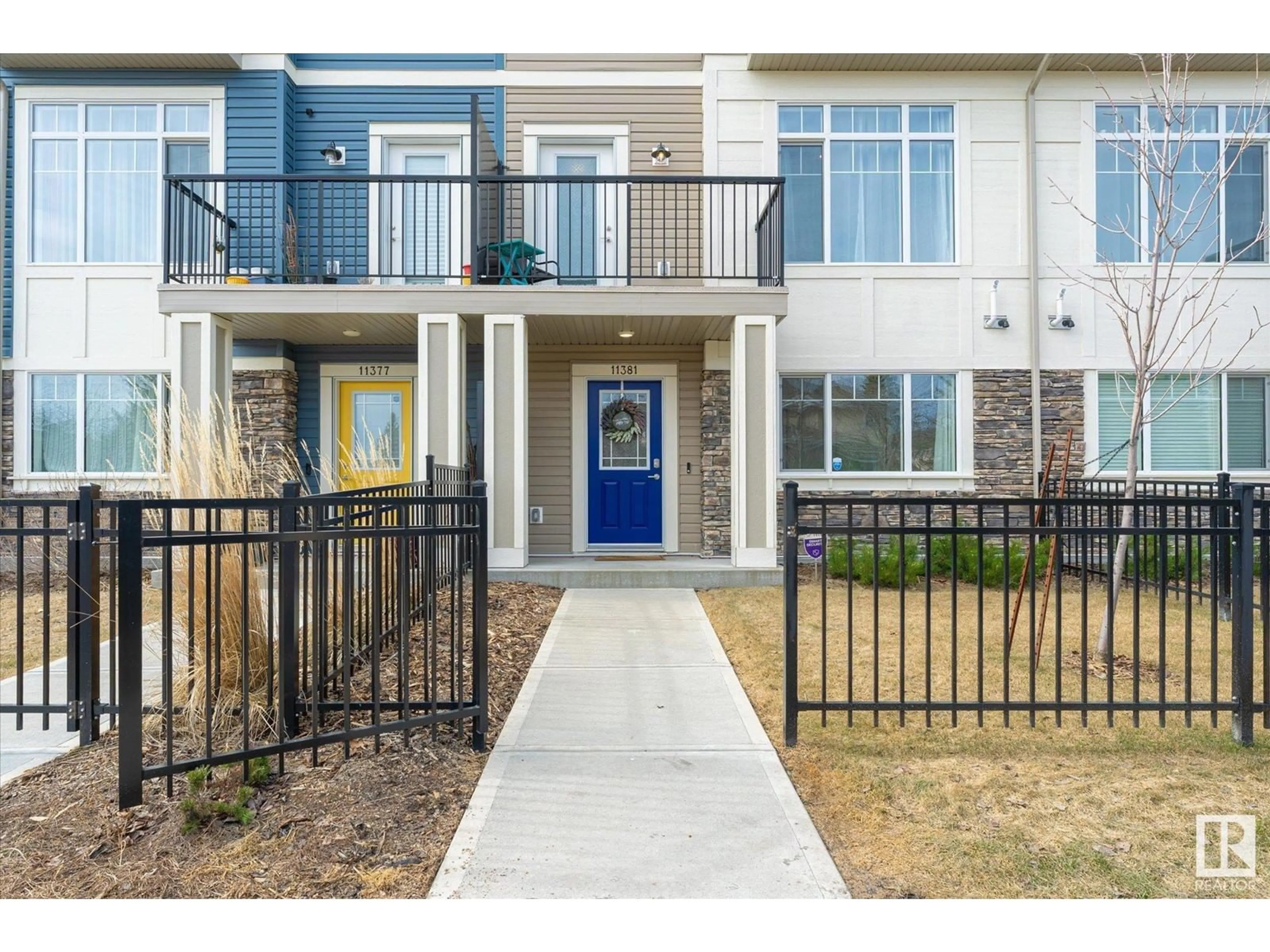 Indoor entryway for 11381 12 AV, Edmonton Alberta T6J5V2
