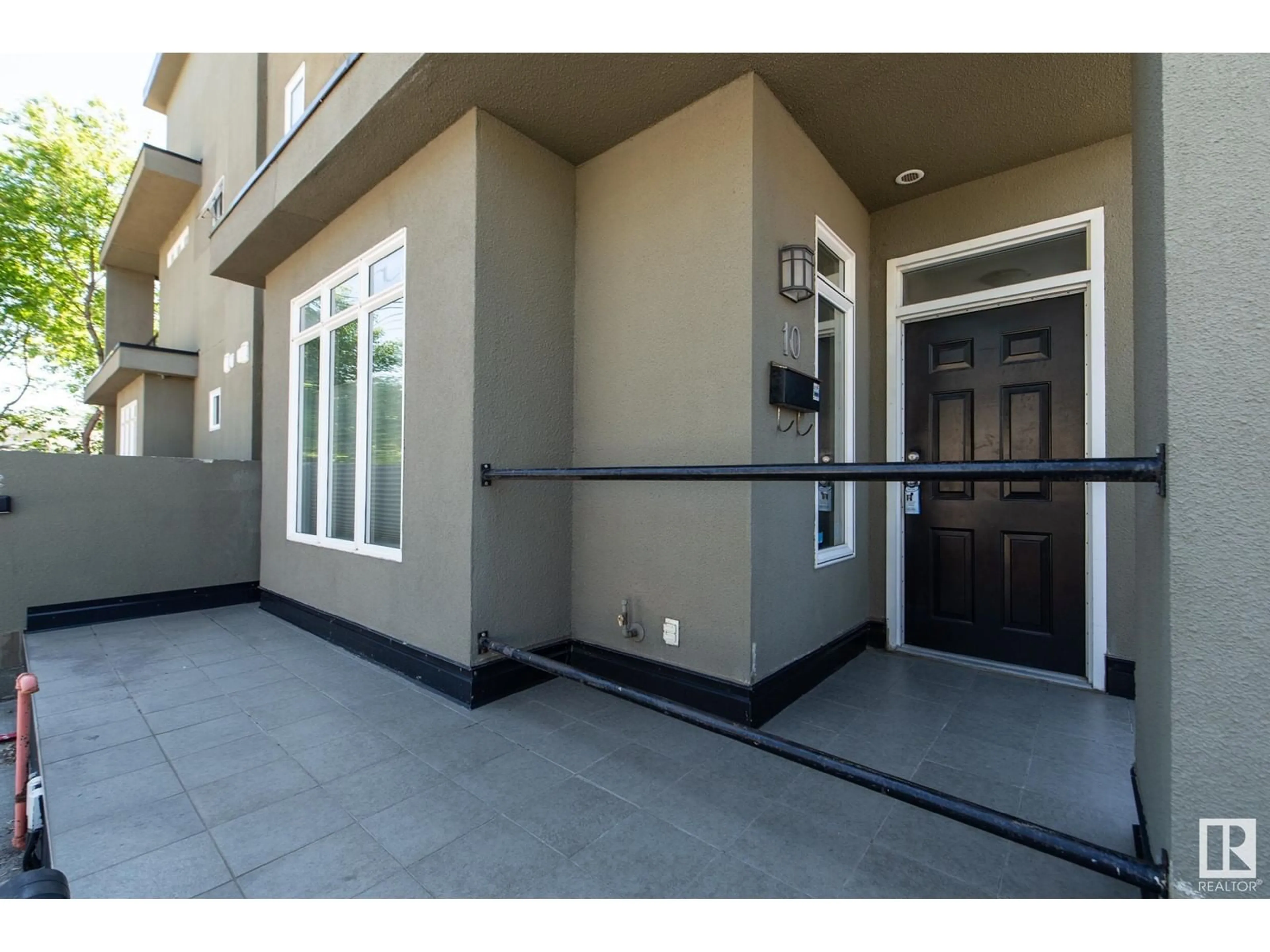 Indoor entryway for 10 - 9856 83 AV, Edmonton Alberta T6E0B5
