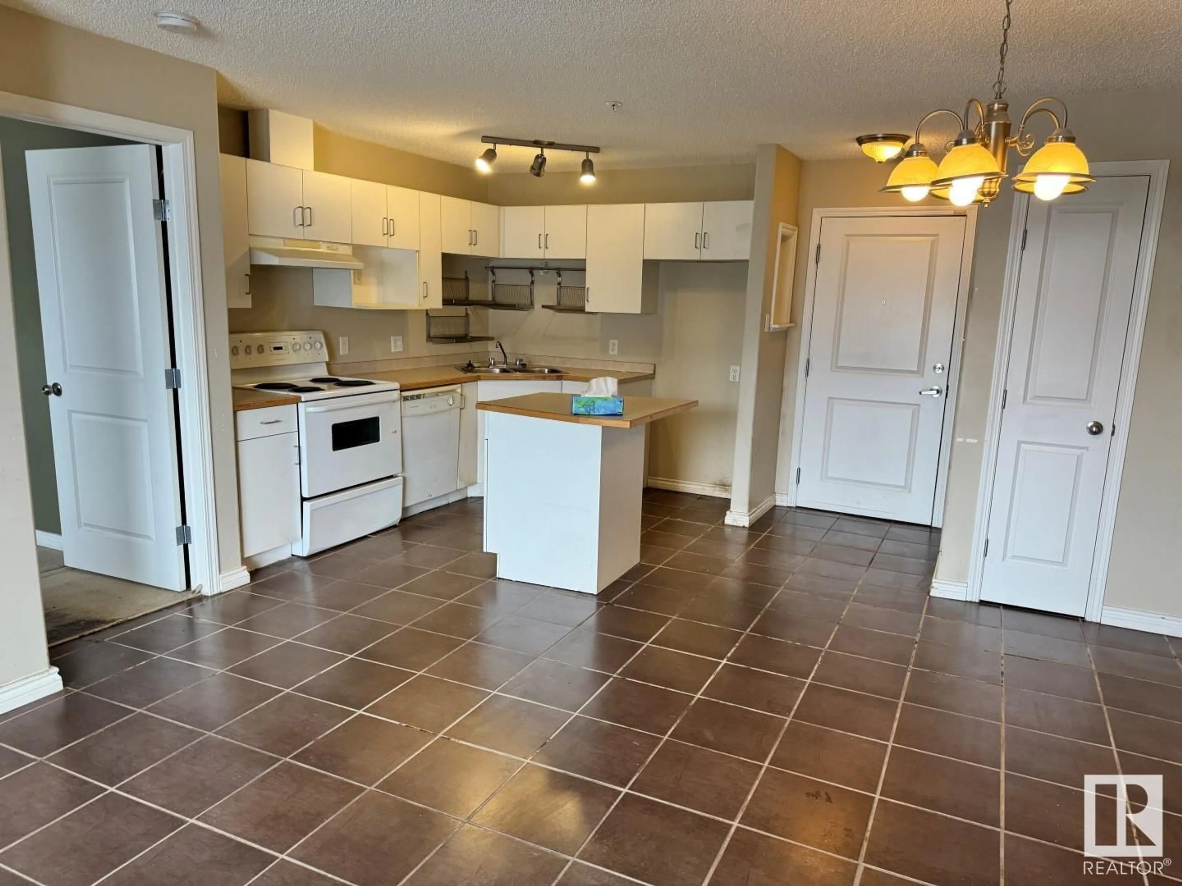 Open concept kitchen, ceramic/tile floor for 134 11325 83 ST, Edmonton Alberta T5B4W5