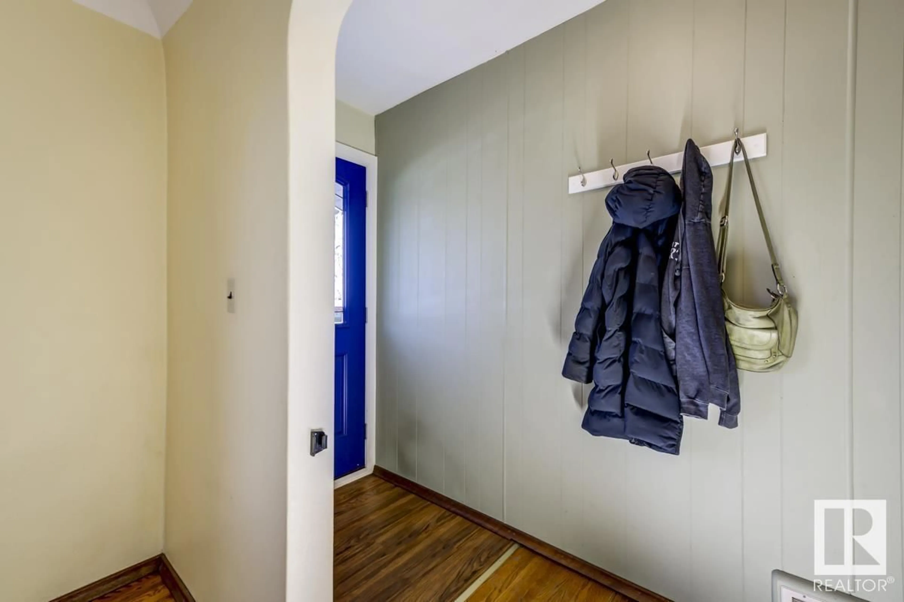 Indoor entryway for 9277 87 ST, Edmonton Alberta T6C3H7