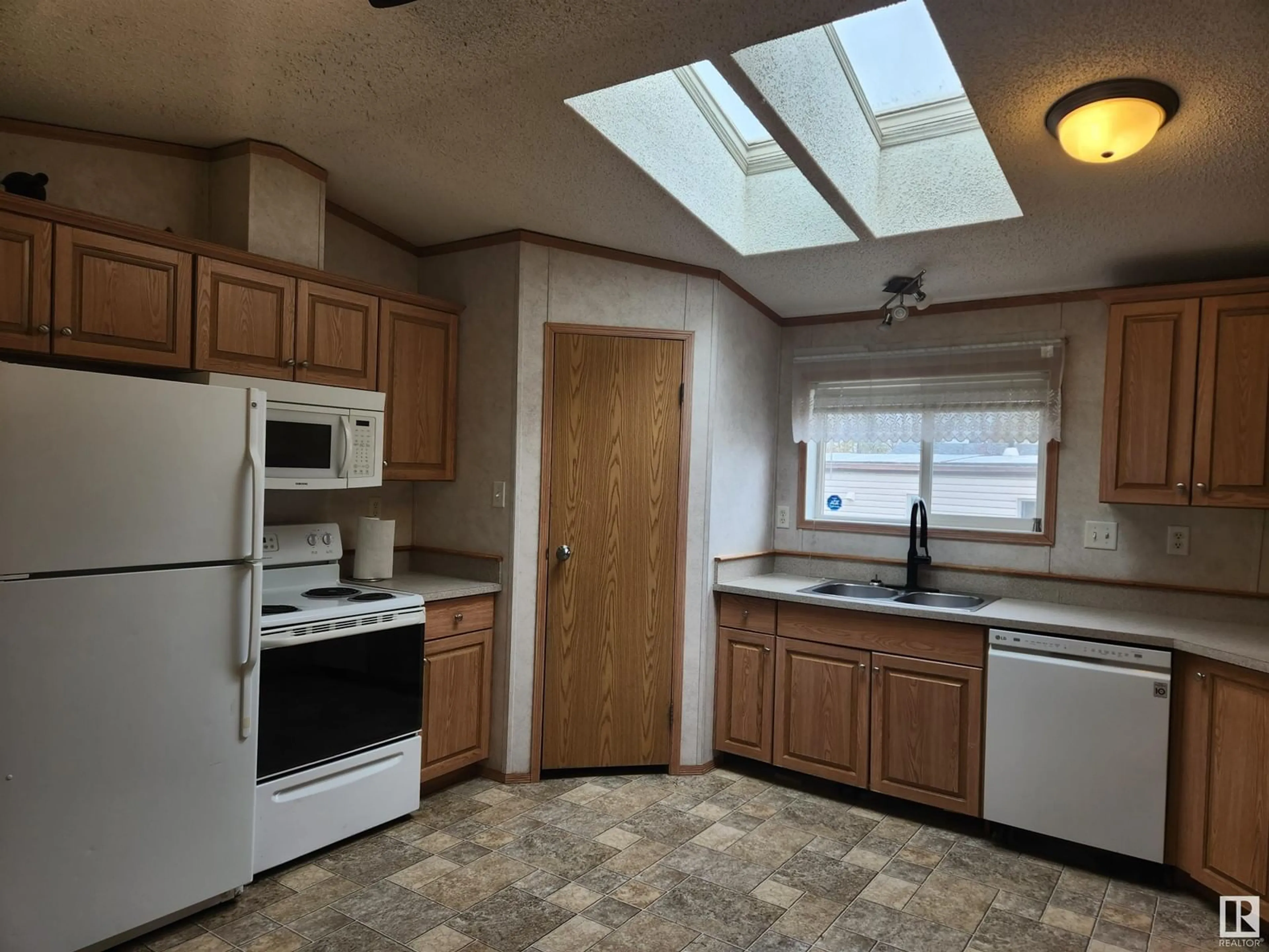 Standard kitchen, unknown for 963 53222 RR 272, Rural Parkland County Alberta T7X3R5