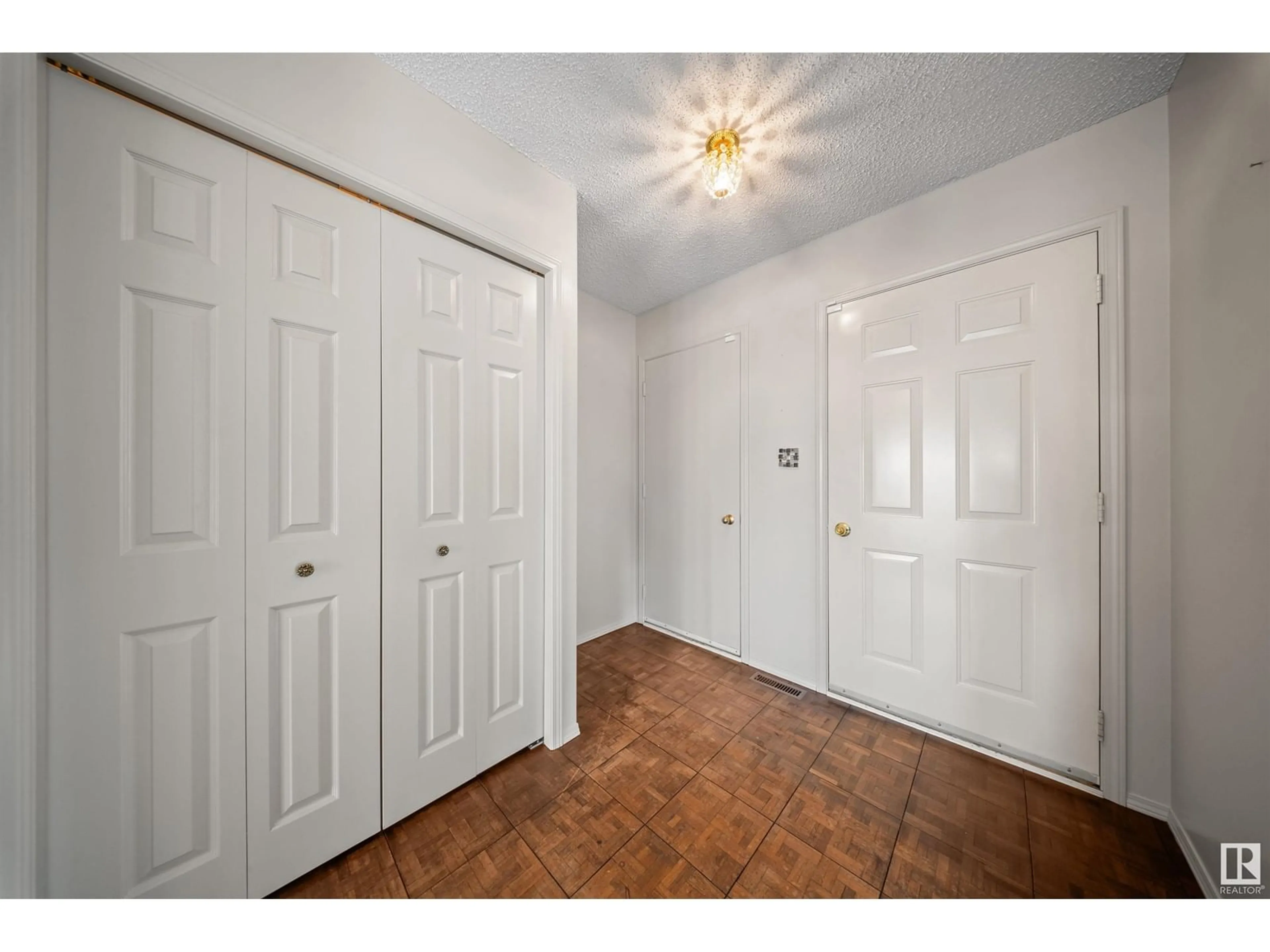 Indoor entryway for 9521 190 ST, Edmonton Alberta T5T5L1