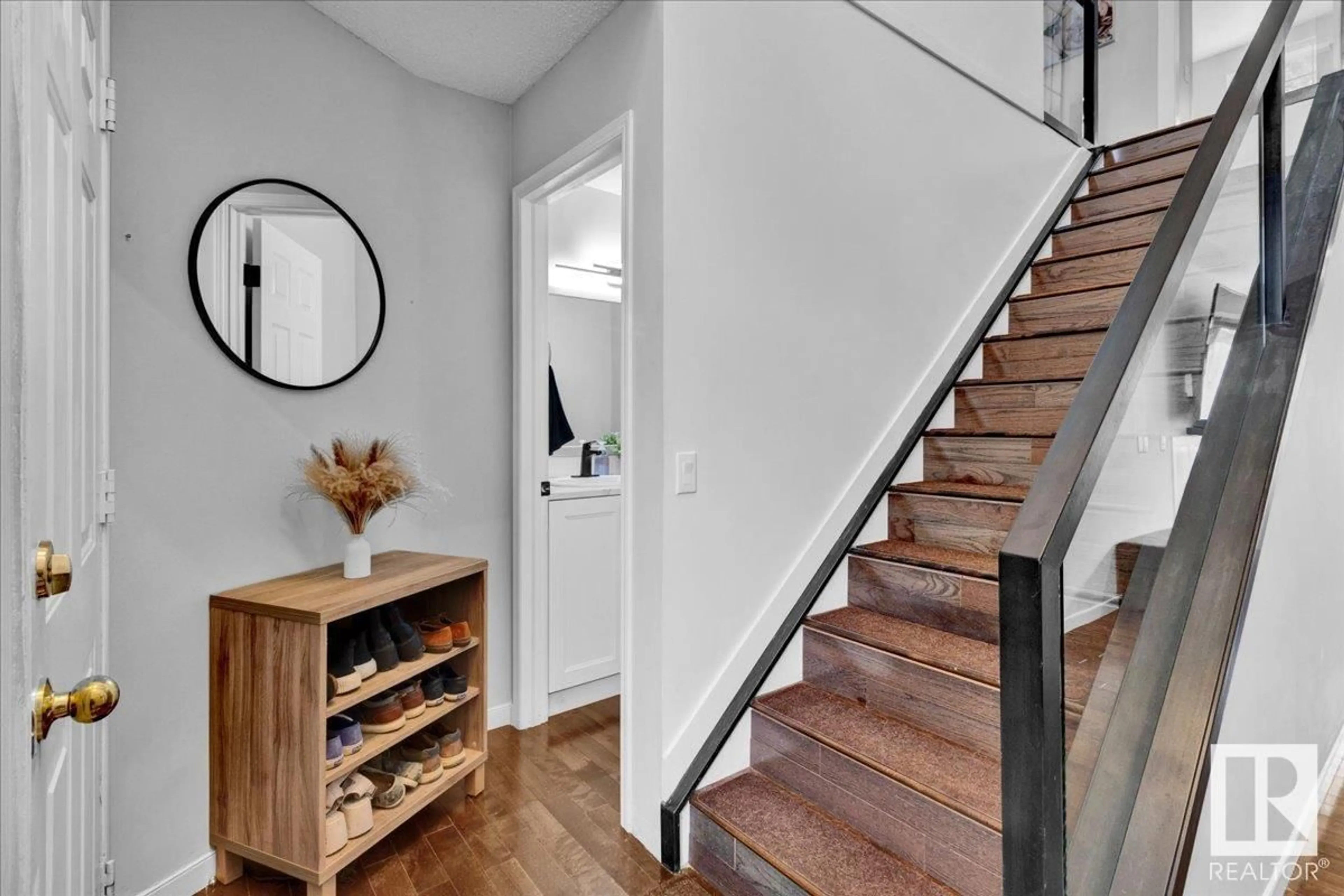 Indoor entryway for 20 DEERBOUNE DRIVE, St. Albert Alberta T8N6E1
