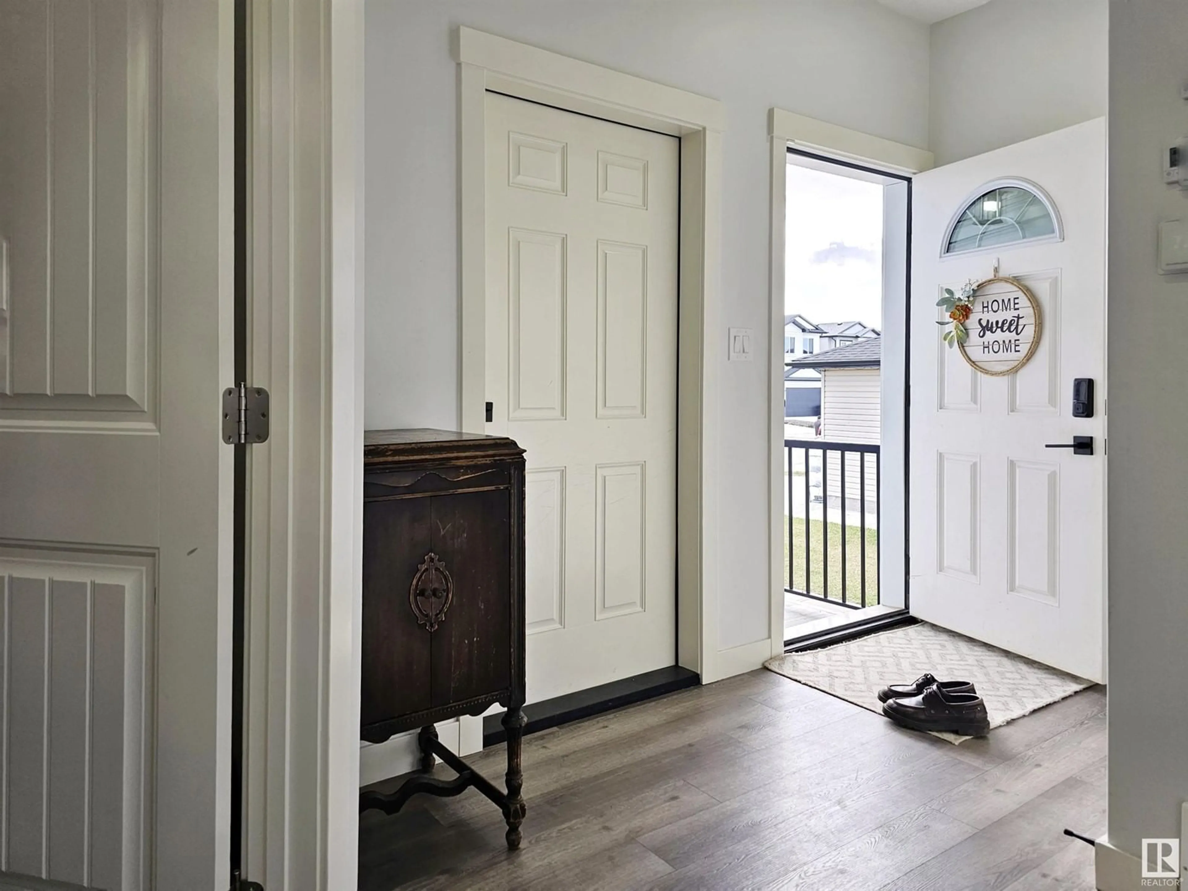 Indoor entryway for 5024 53 AVE, Calmar Alberta T0C0V0