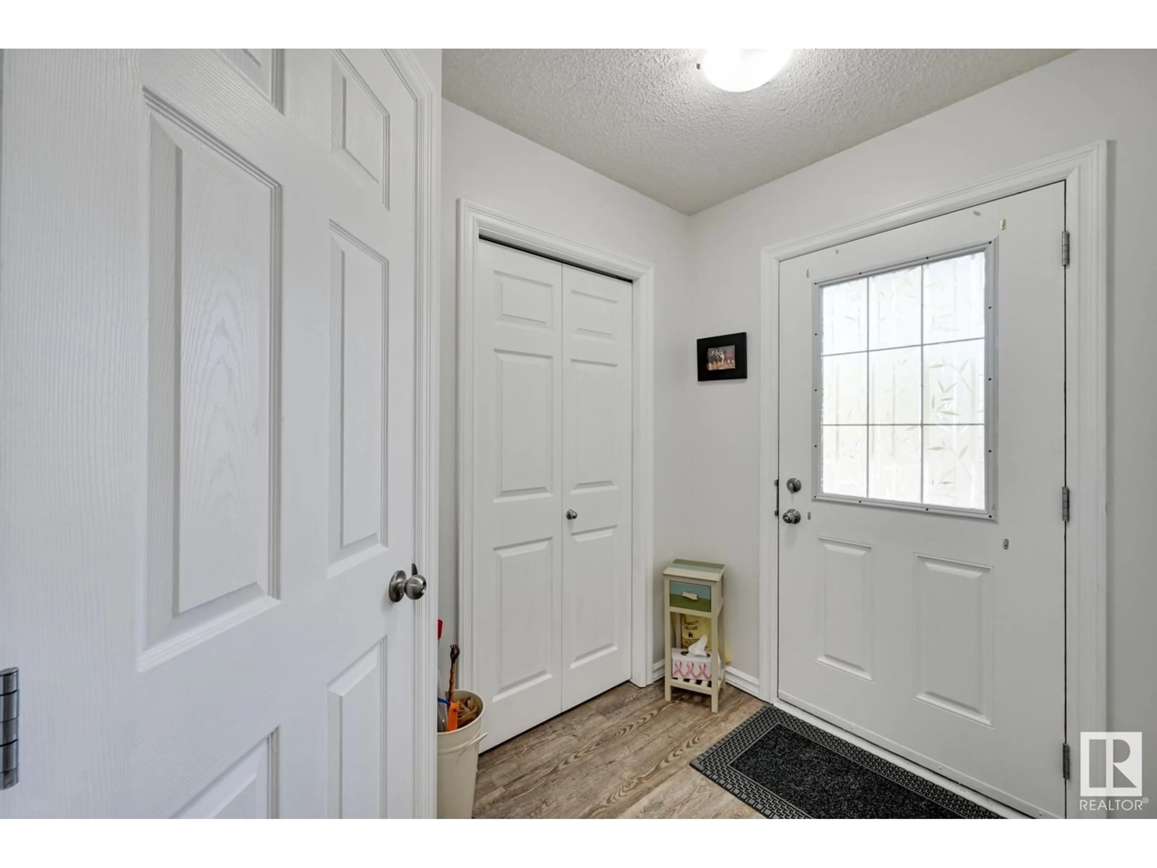 Indoor entryway for 32 WELLINGTON PL, Fort Saskatchewan Alberta T8L0G2