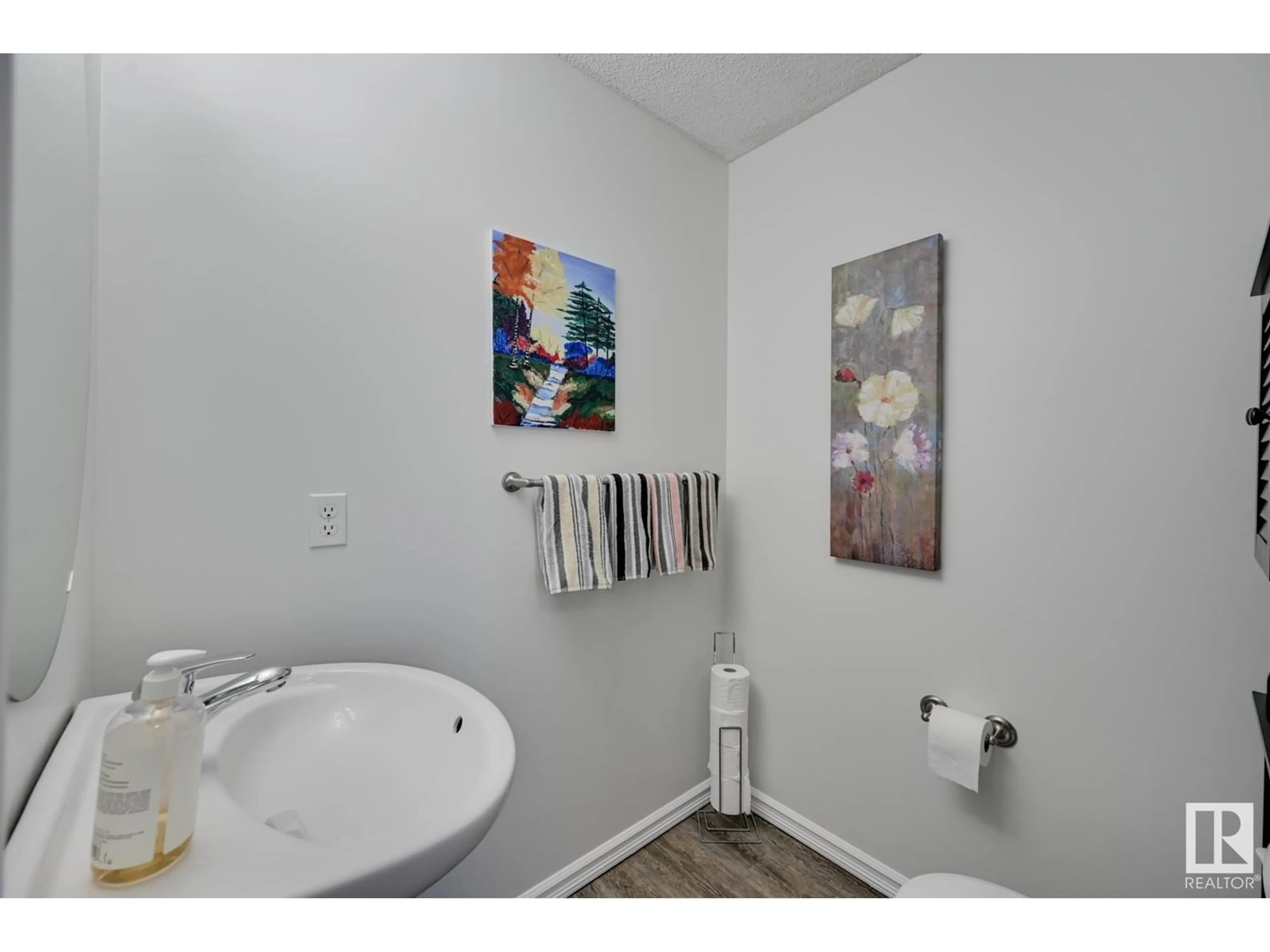 Standard bathroom, ceramic/tile floor for 32 WELLINGTON PL, Fort Saskatchewan Alberta T8L0G2
