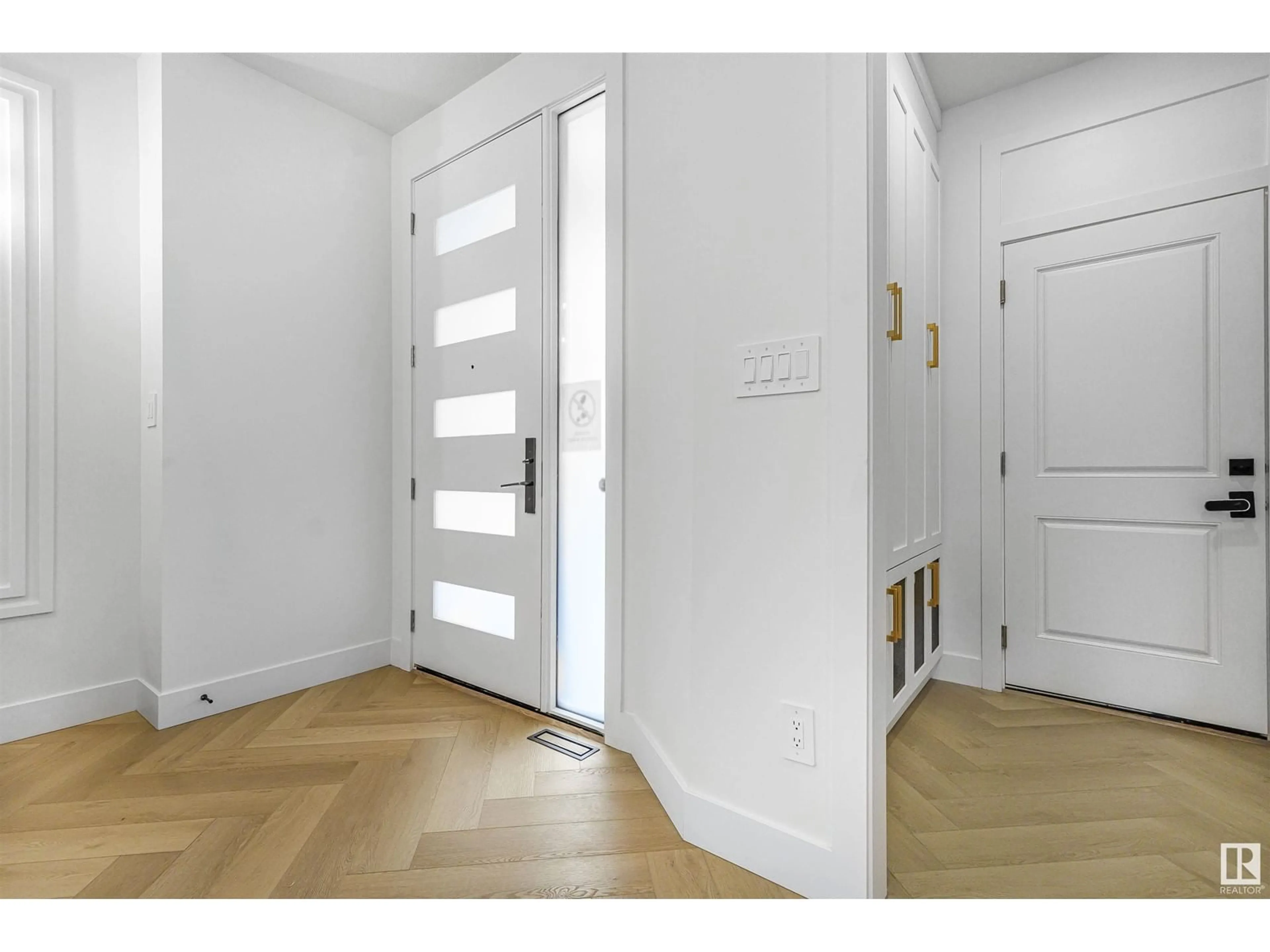 Indoor entryway for 8452 MAYDAY LINK, Edmonton Alberta T6X3E6