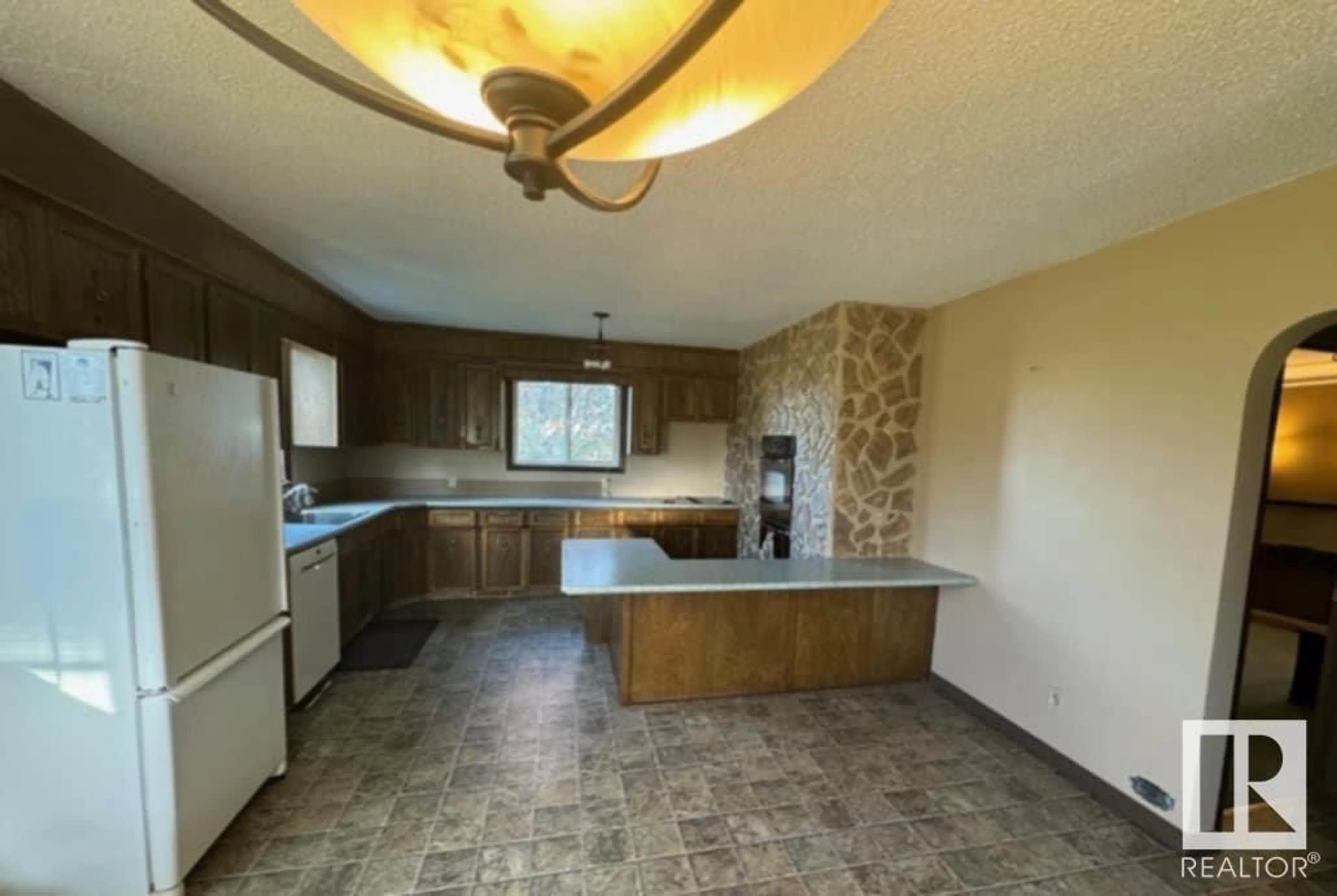 Standard kitchen, ceramic/tile floor for 56510 RANGE ROAD 262, Rural Sturgeon County Alberta T8R0X1
