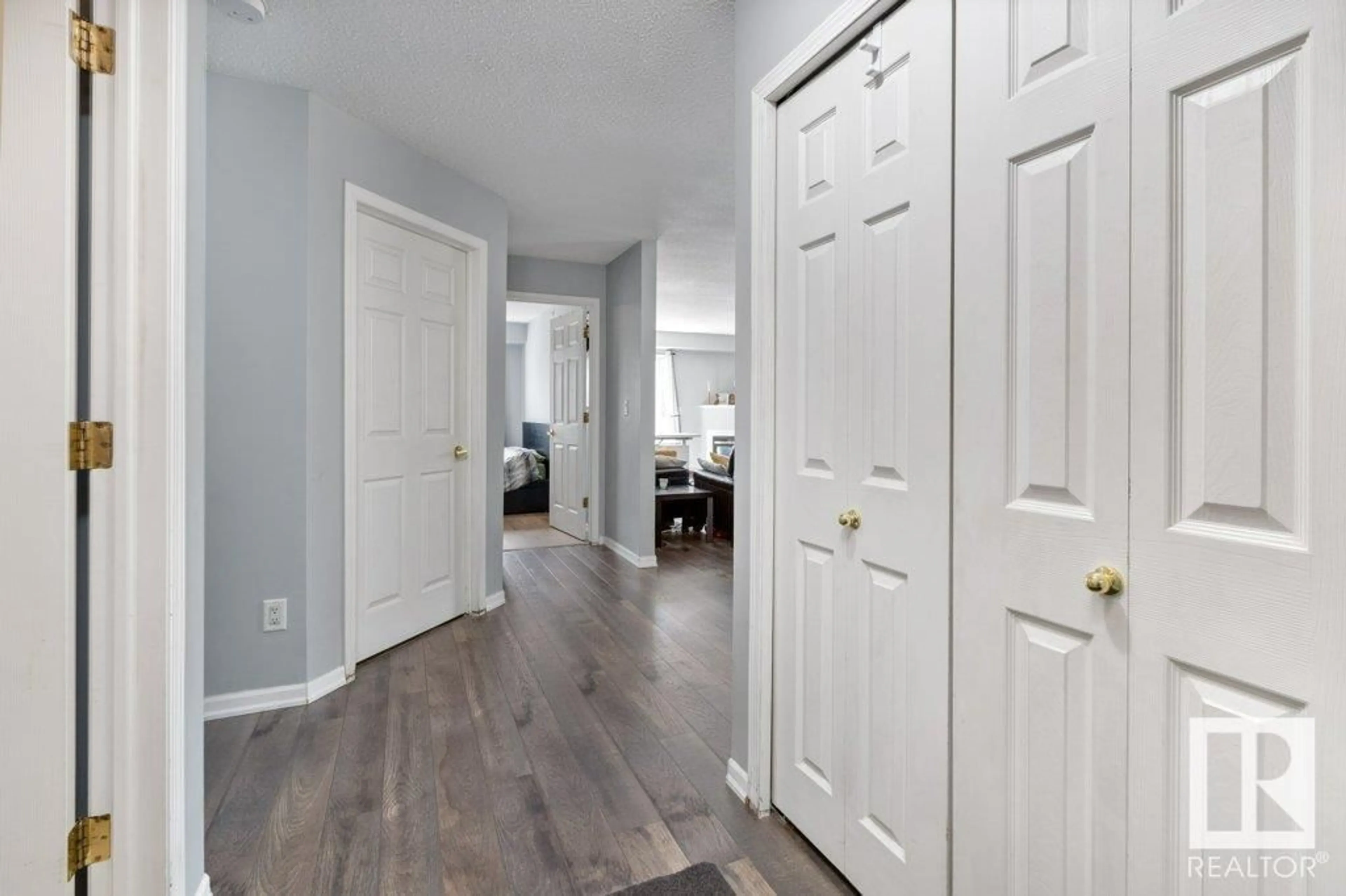 Indoor entryway for 418 10403 98 AV NW, Edmonton Alberta T5K2Y5