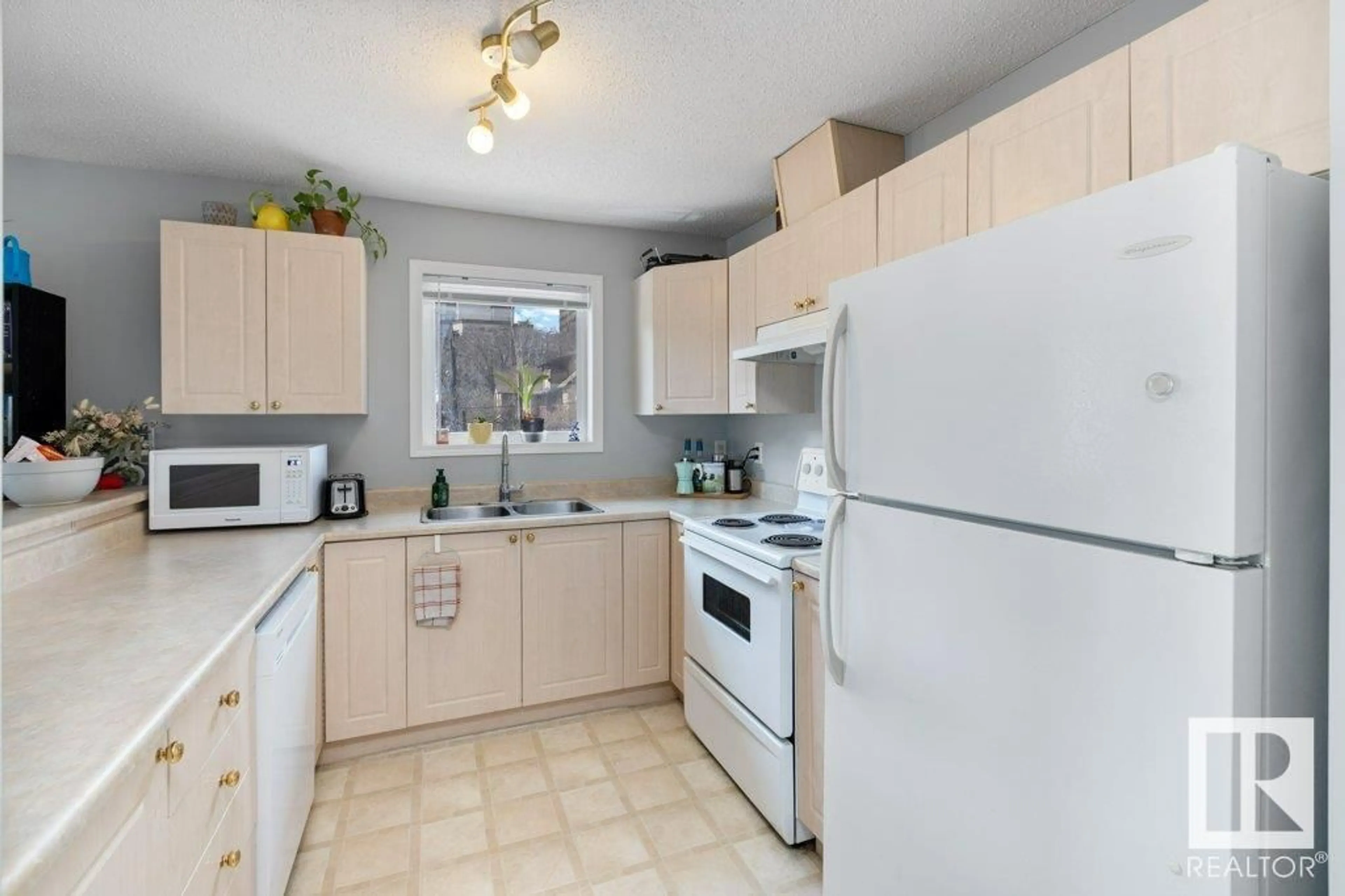 Standard kitchen, unknown for 418 10403 98 AV NW, Edmonton Alberta T5K2Y5