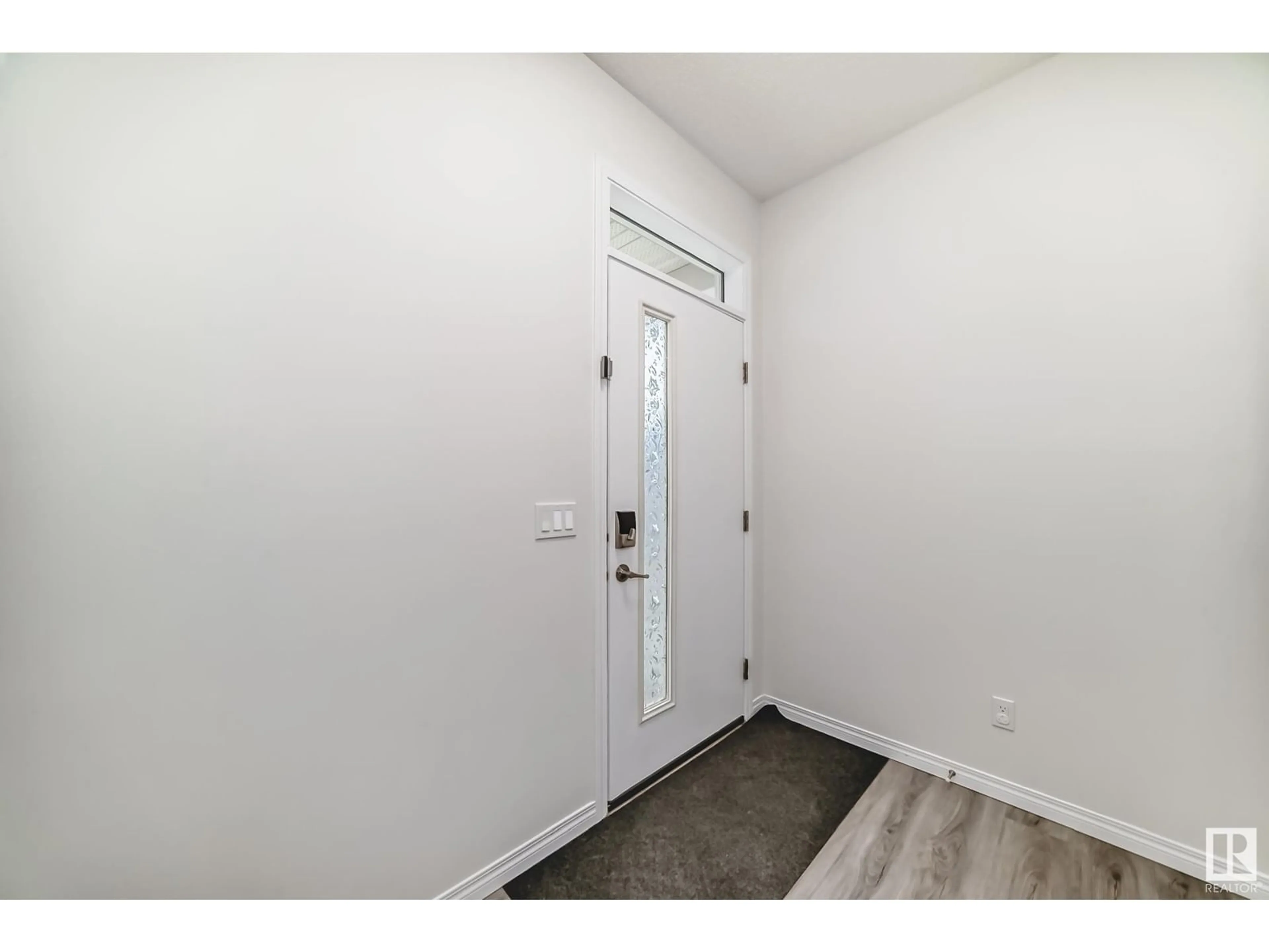 Indoor entryway for SW - 3608 6 AV, Edmonton Alberta T6X2Y3