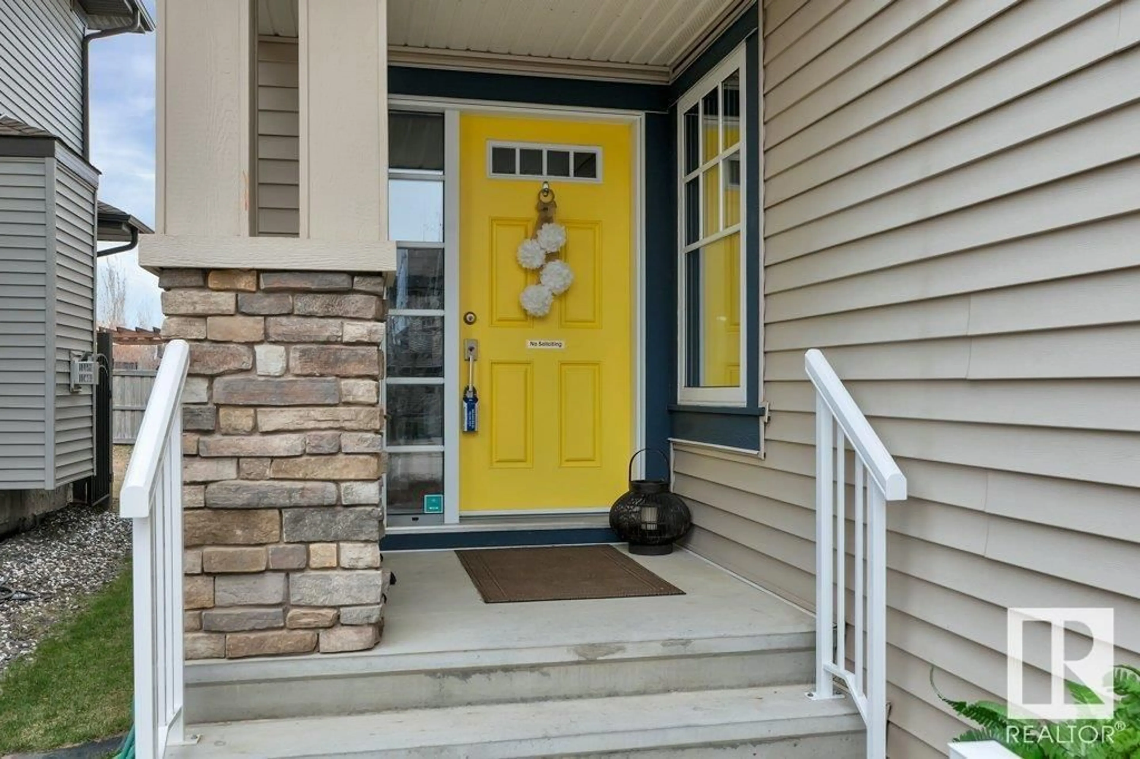 Indoor entryway for 634 ADAMS WY, Edmonton Alberta T6W0J9