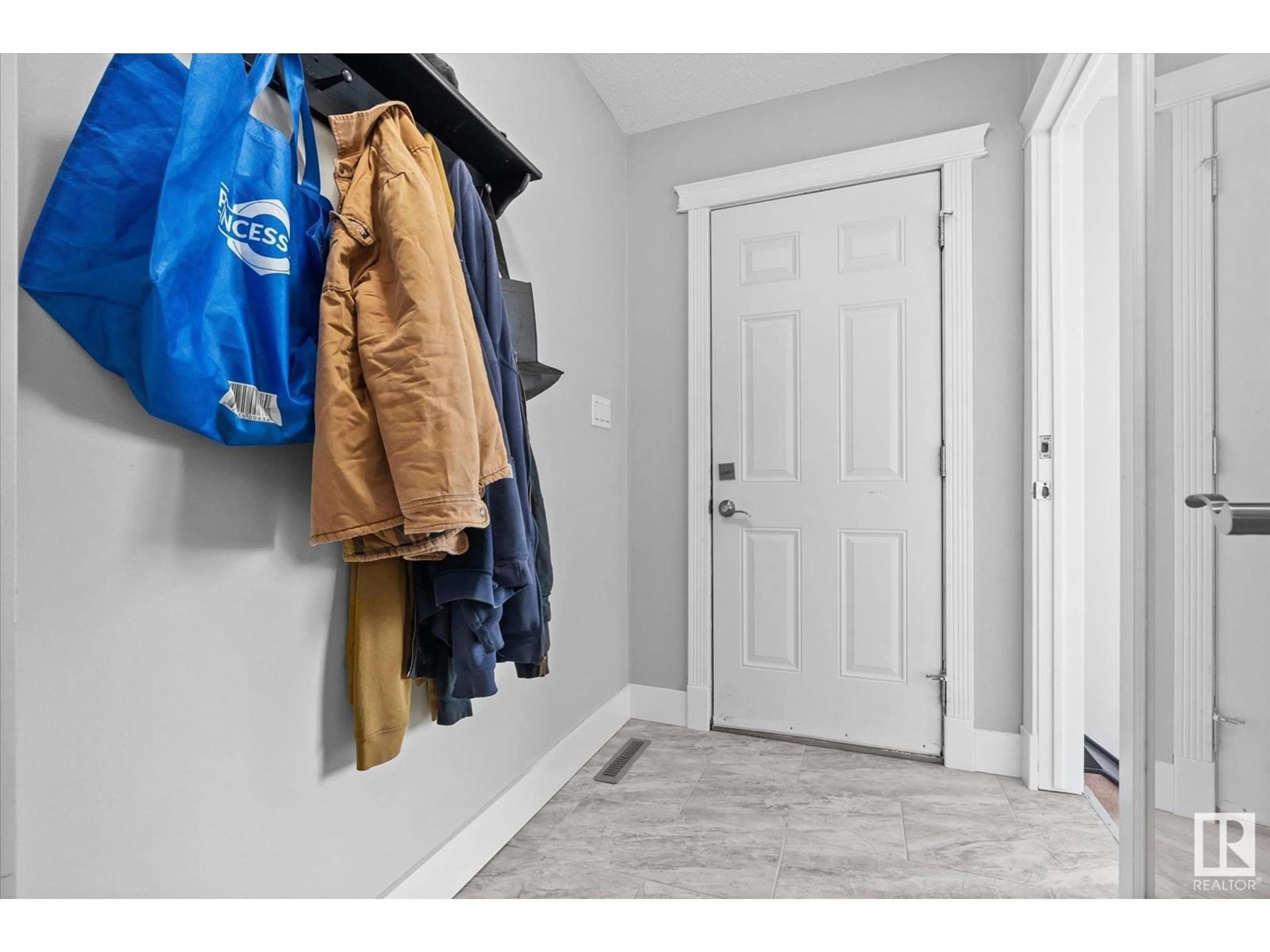 Indoor entryway for 4905 55 A AV, Stony Plain Alberta T7Z1B3