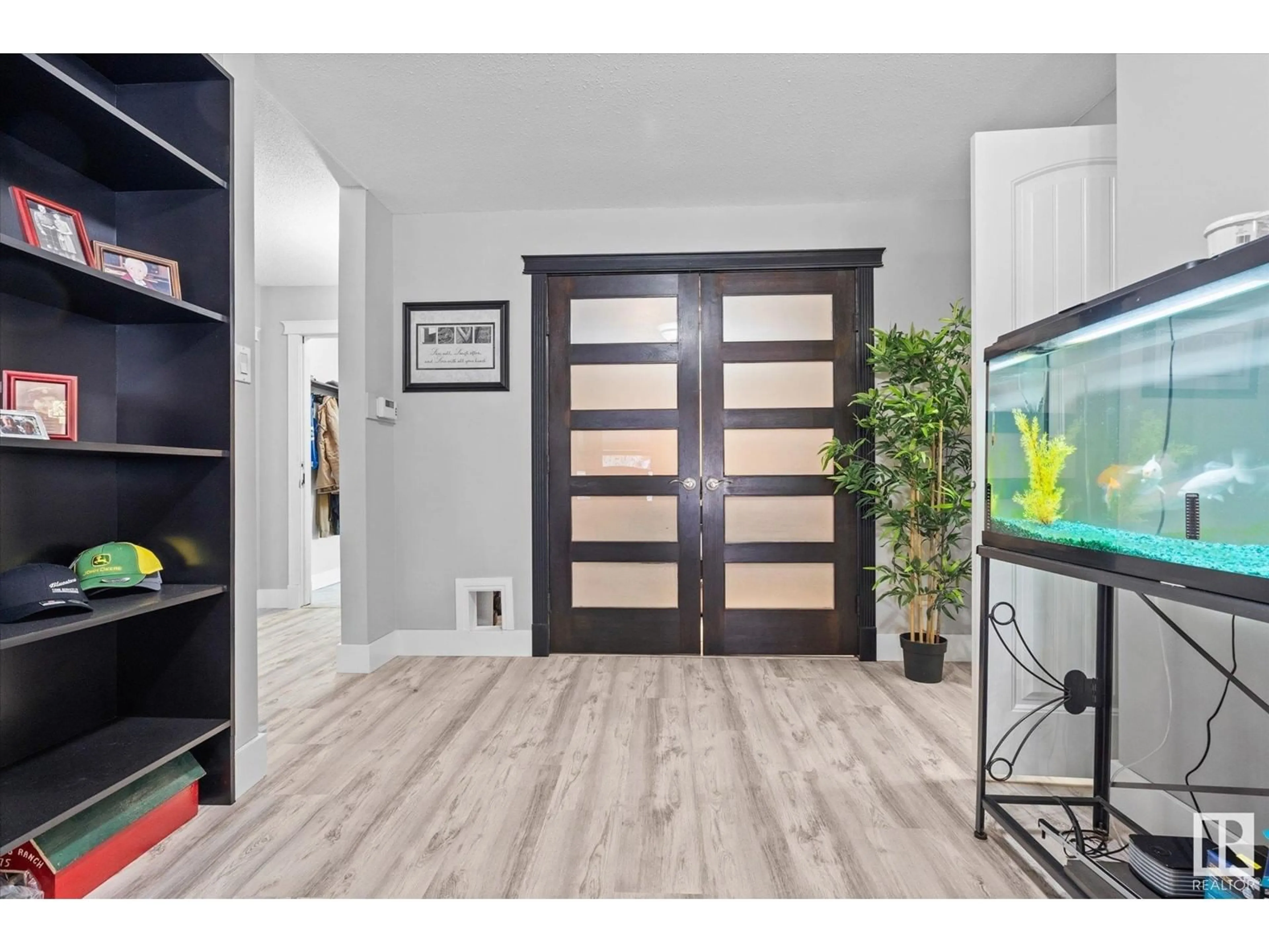 Indoor entryway for 4905 55 A AV, Stony Plain Alberta T7Z1B3